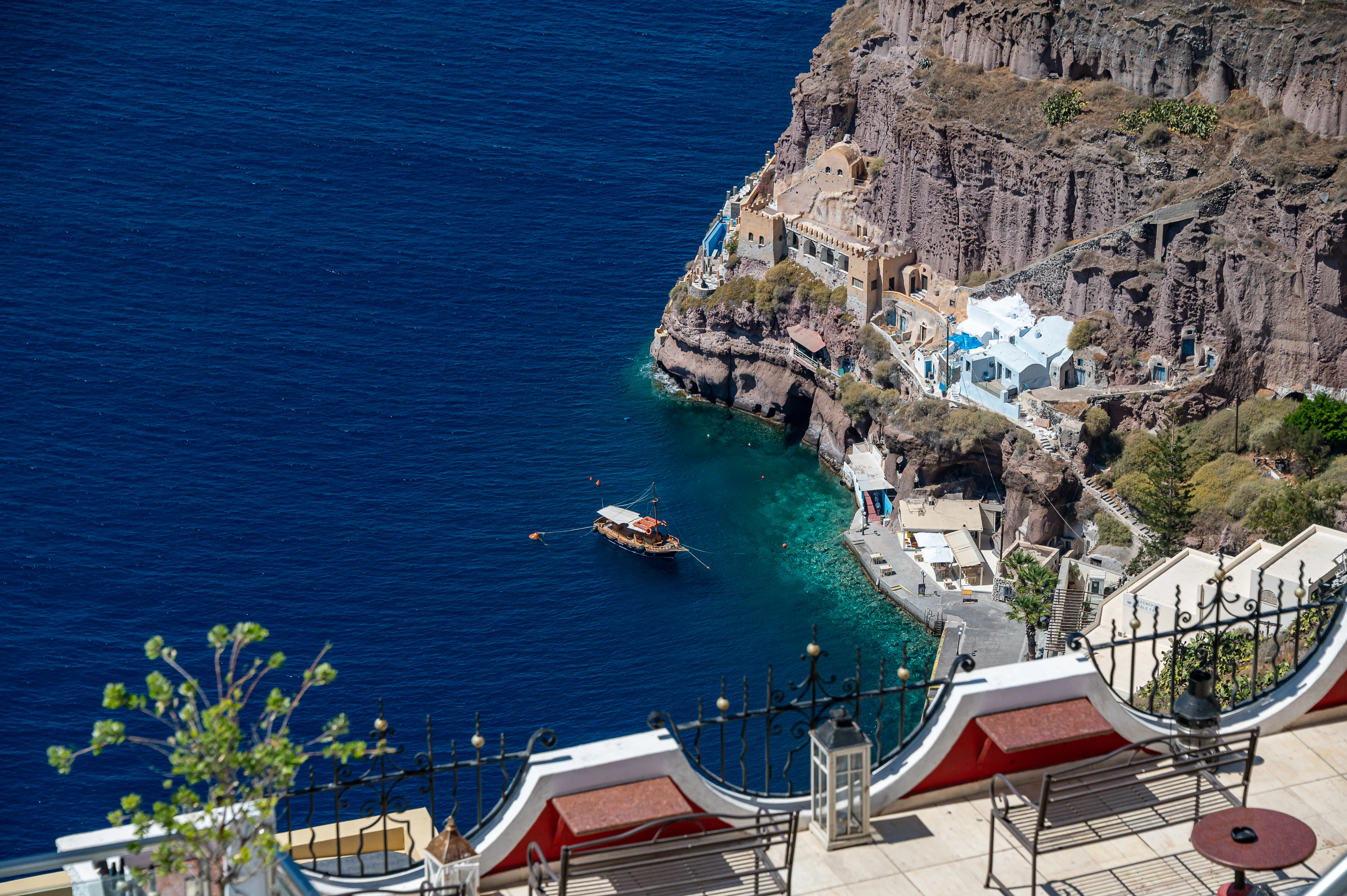 Image of a boat docked in the town of Santorini, Greece.