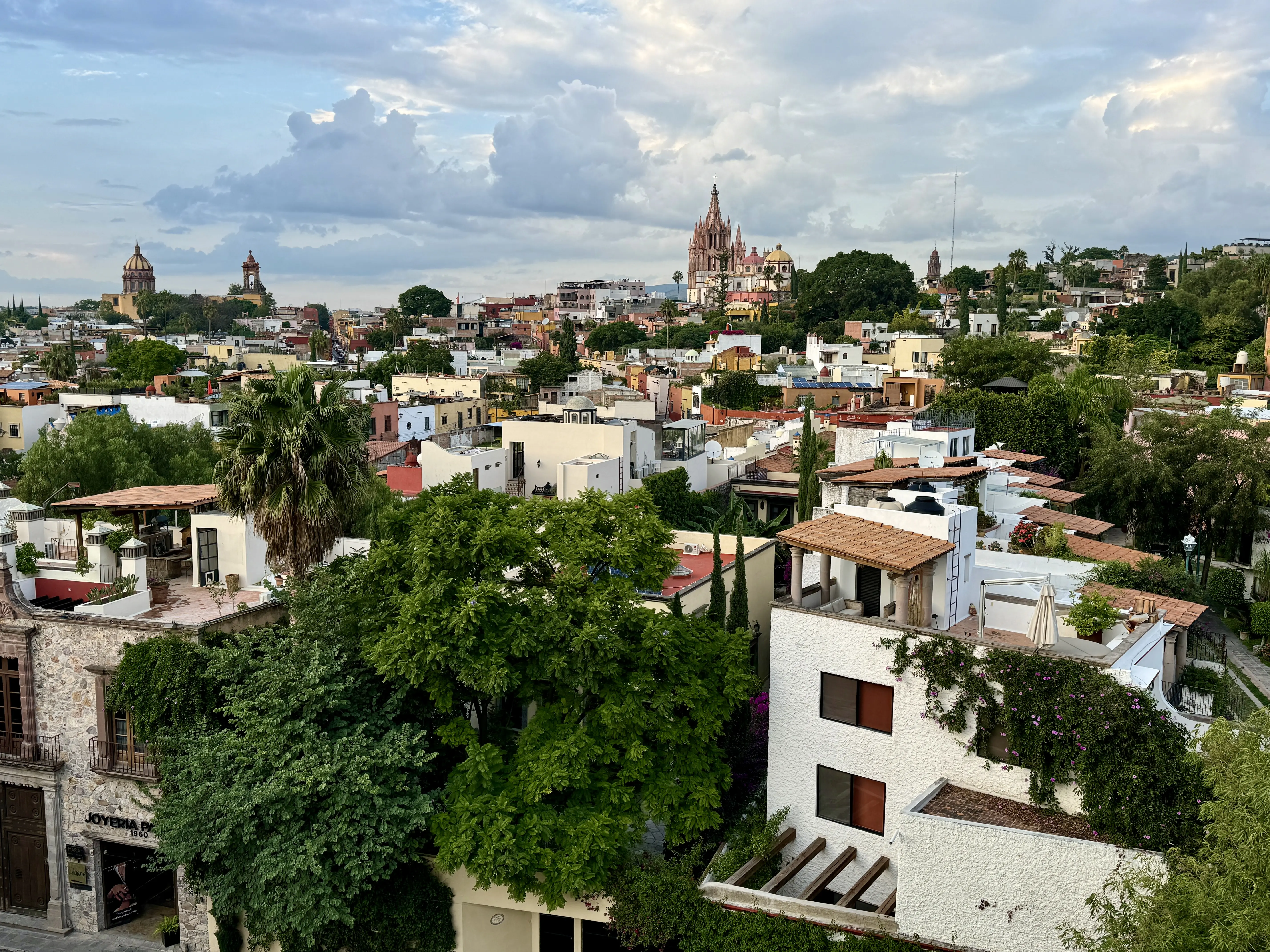 Outdoor image of the rooftop skyline of San Miguel.