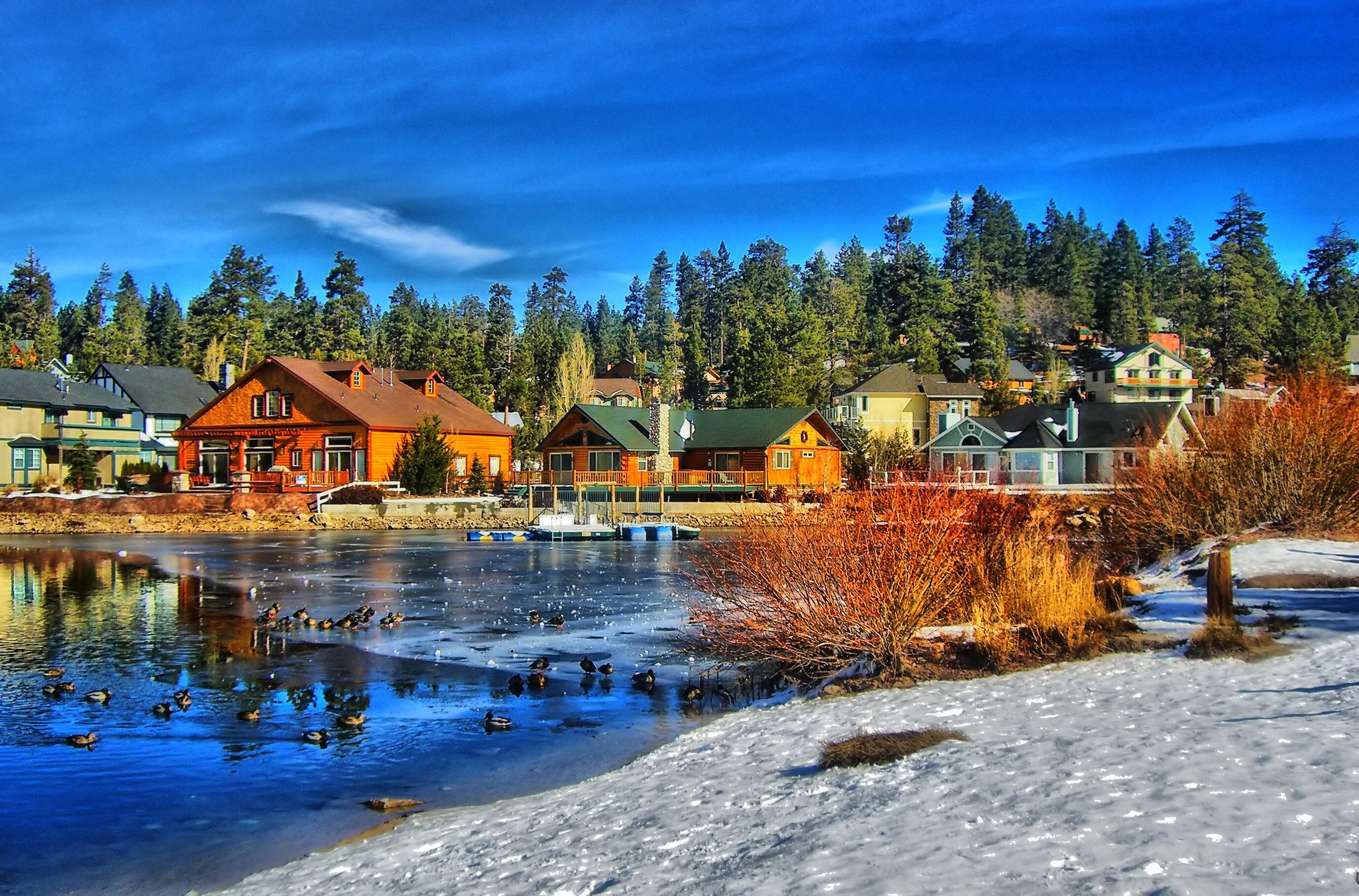 Image of the cabins and wilderness landscape of Big Bear Lake, in California.