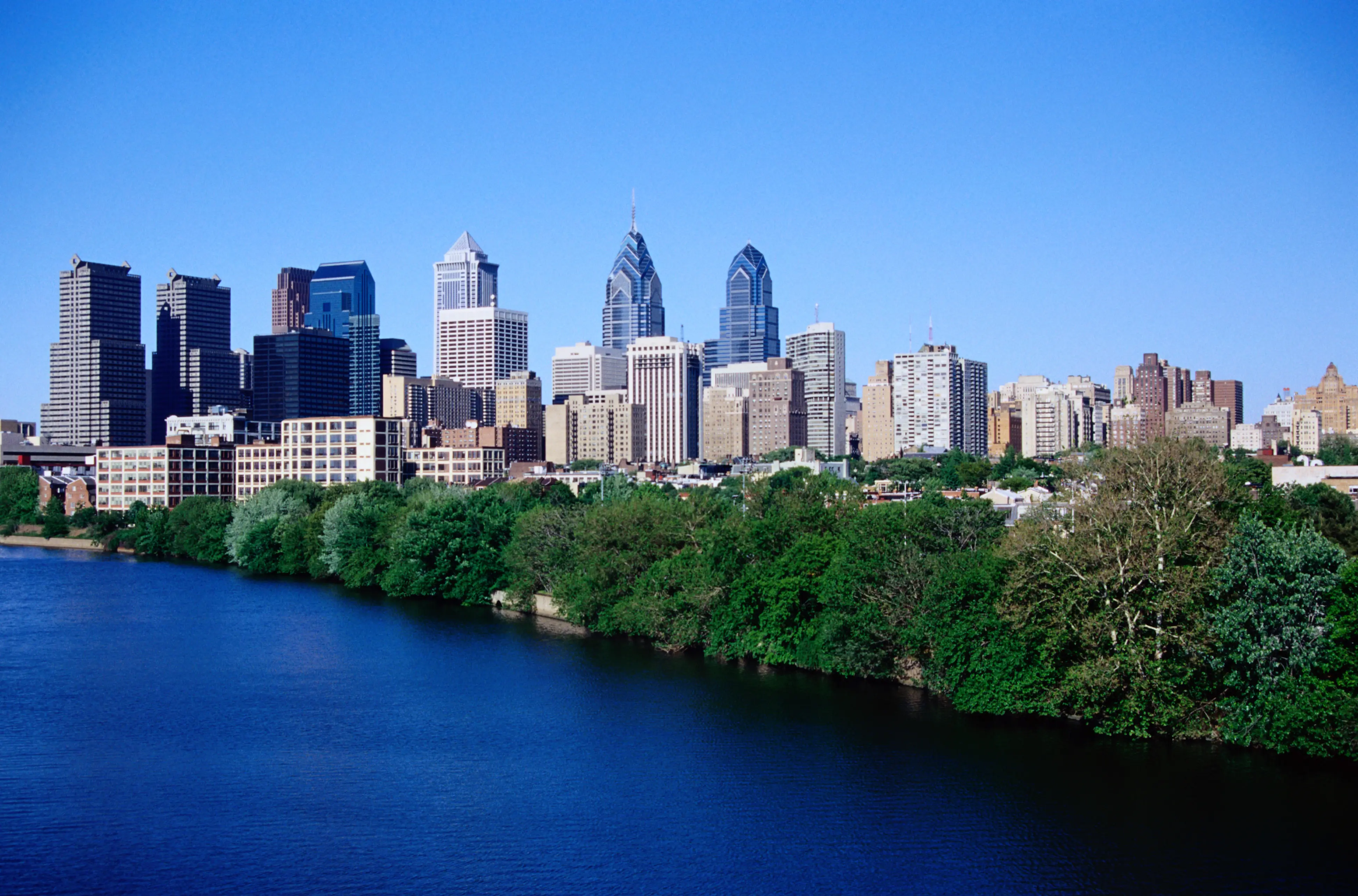 Getty Images, photo disk V74: US Landmarks and Travel 2 View Into Land, Horizontal, Photography, Color Image, Nobody, Outdoors, Skyscraper, Waterfront, Schuylkill River, Skyline, Urban Scene, Green, Philadelphia, River, Day, Travel Destinations, City Location