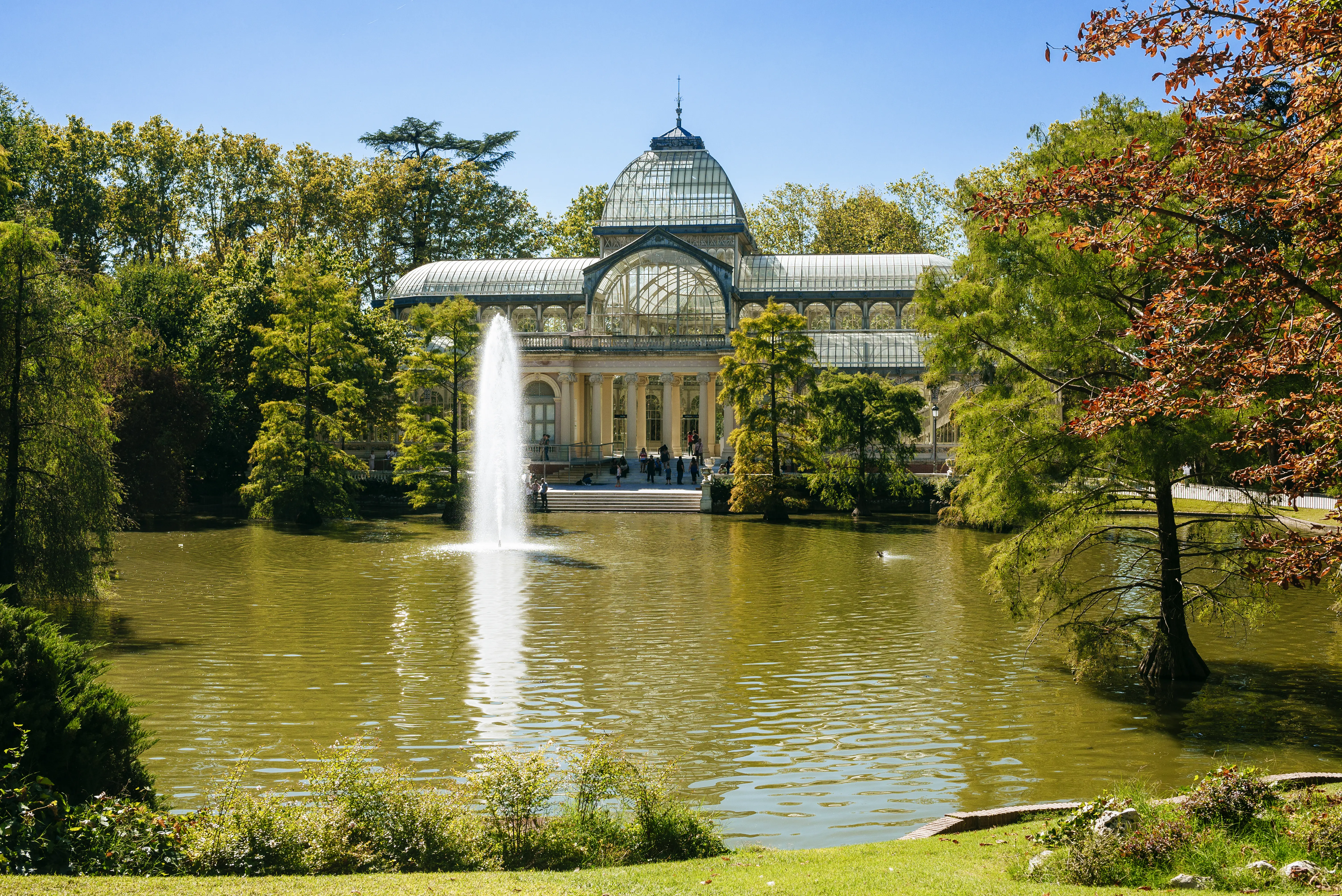 Photo of the fountain in el retiro park Madrid, Spain