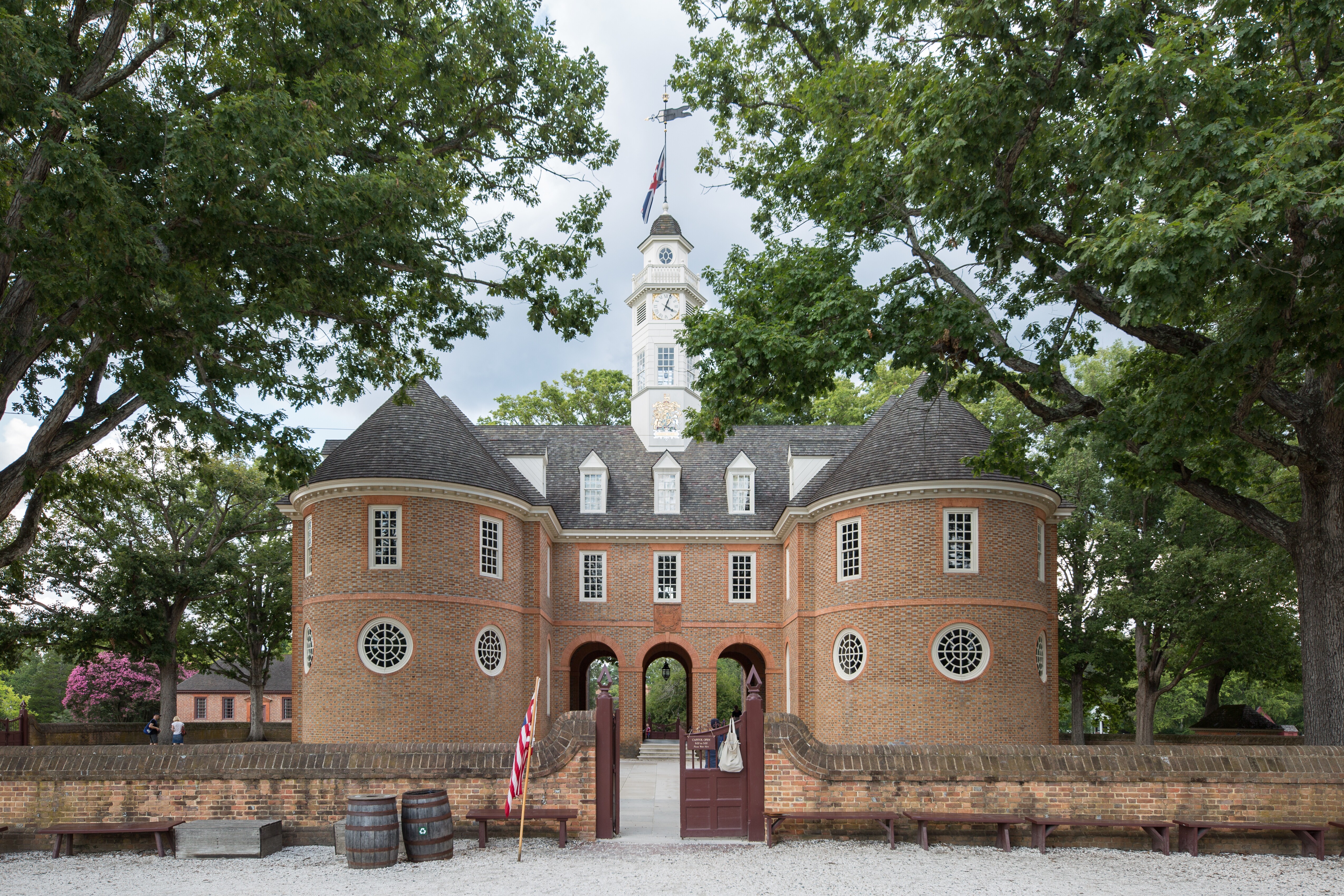 Image of the old capitol building in Colonial Williamsburg.