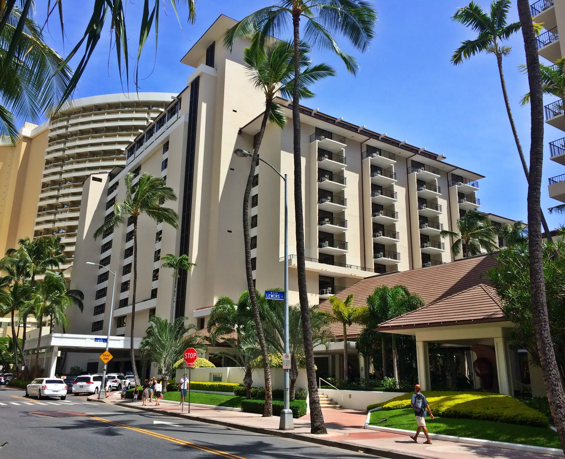 Outdoor picture of the Halekulani Hotel in Honolulu.