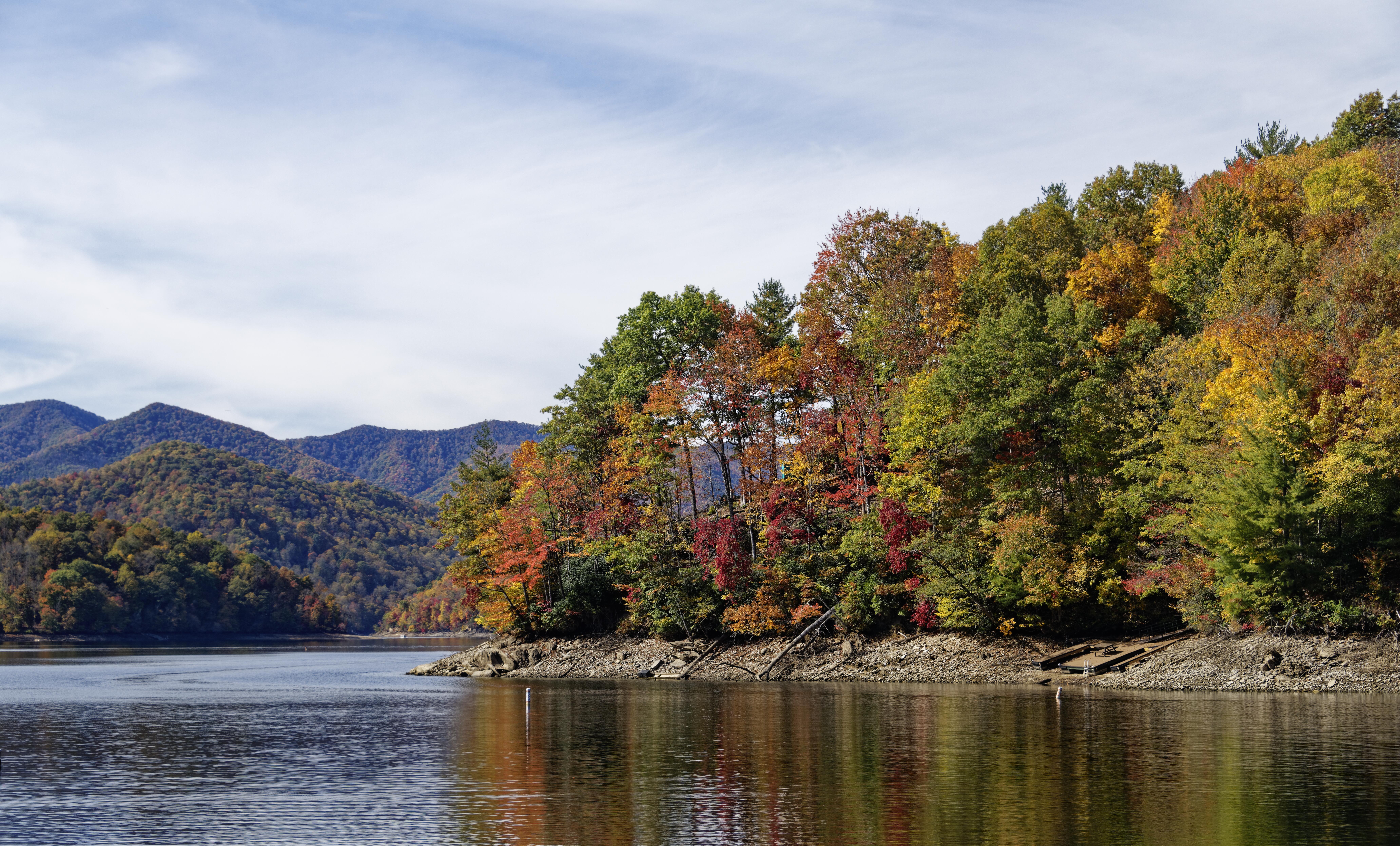 Image of a scenic lake in North Carolina, in the fall season.