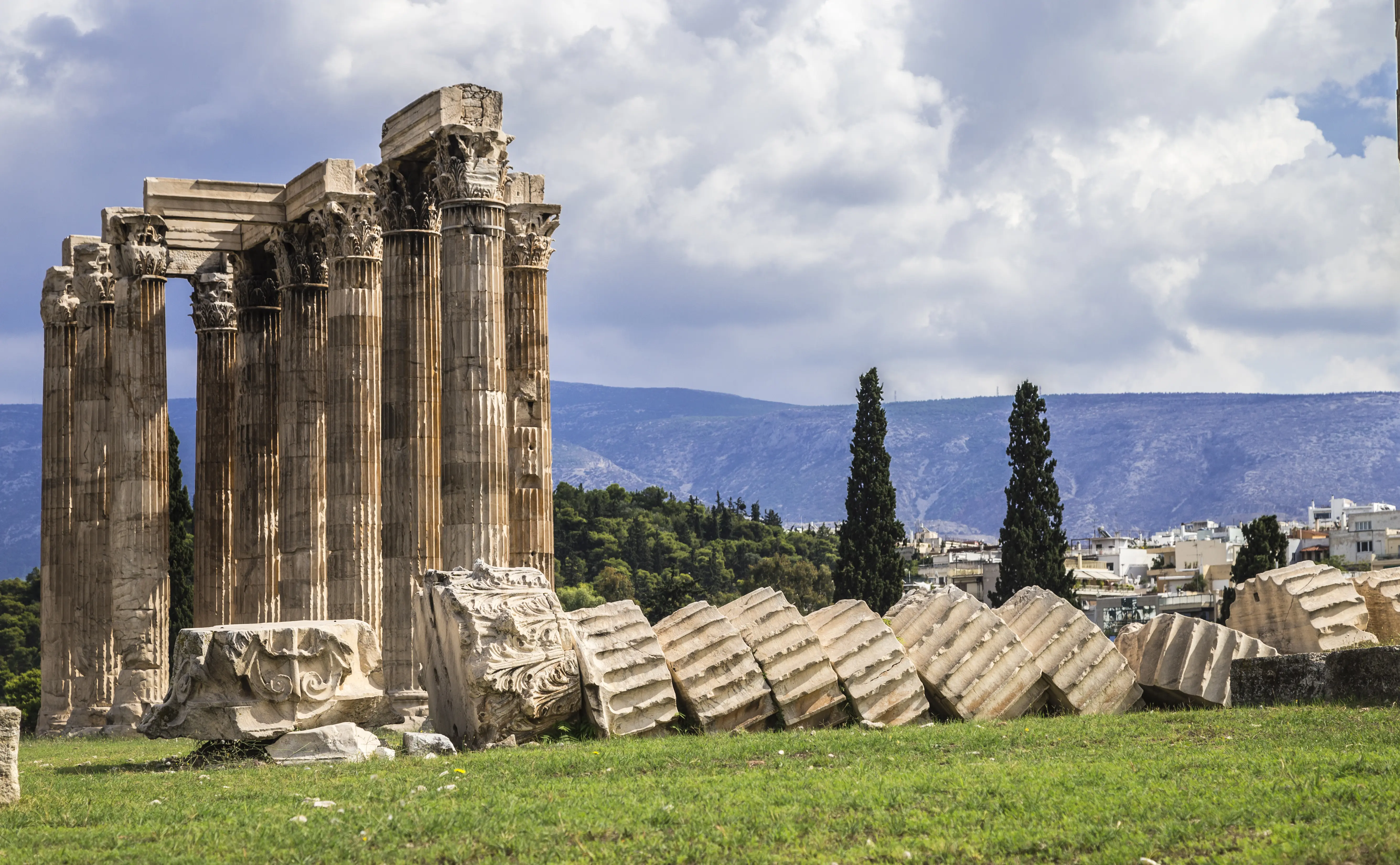 Outdoor image of the 'Temple of Olympian Zeus' ruined temple in Athens.
