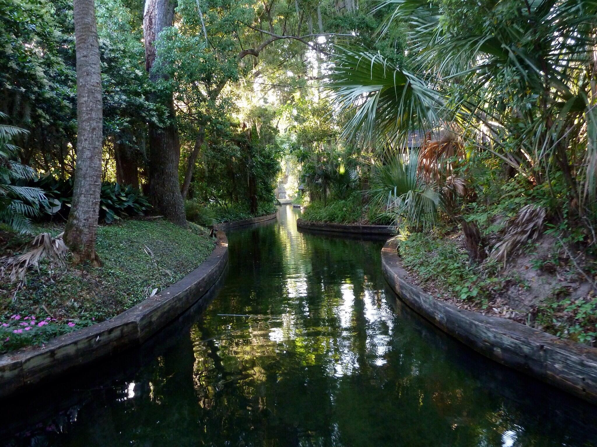 Outdoor image of the scenic canals in Winter Park, Florida.