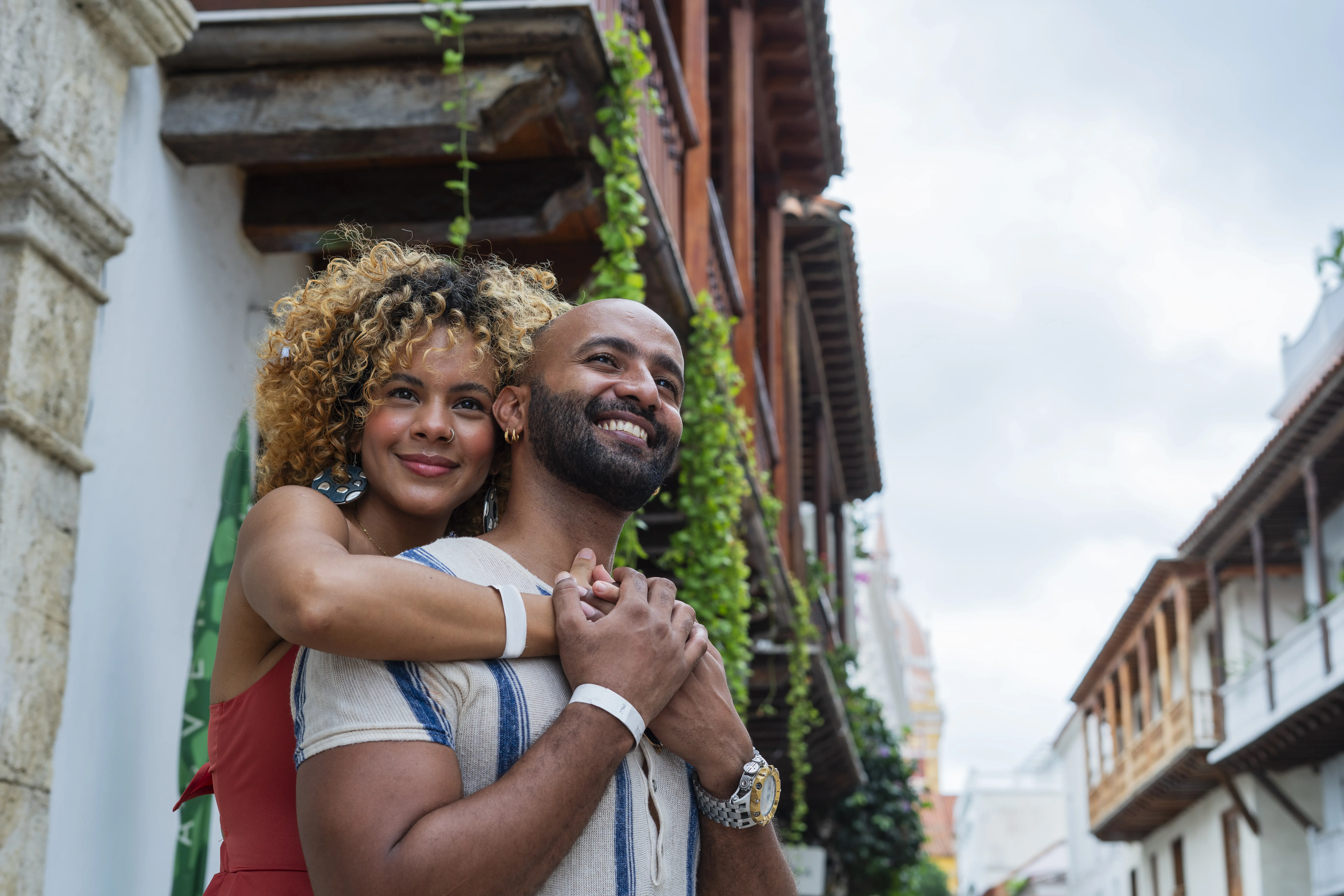 Photo of Newlywed couple walking through the streets in Cartagena, Columbia