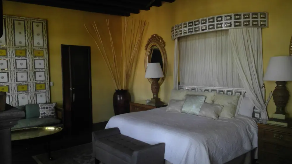 Colonial. Upscale. Garden.