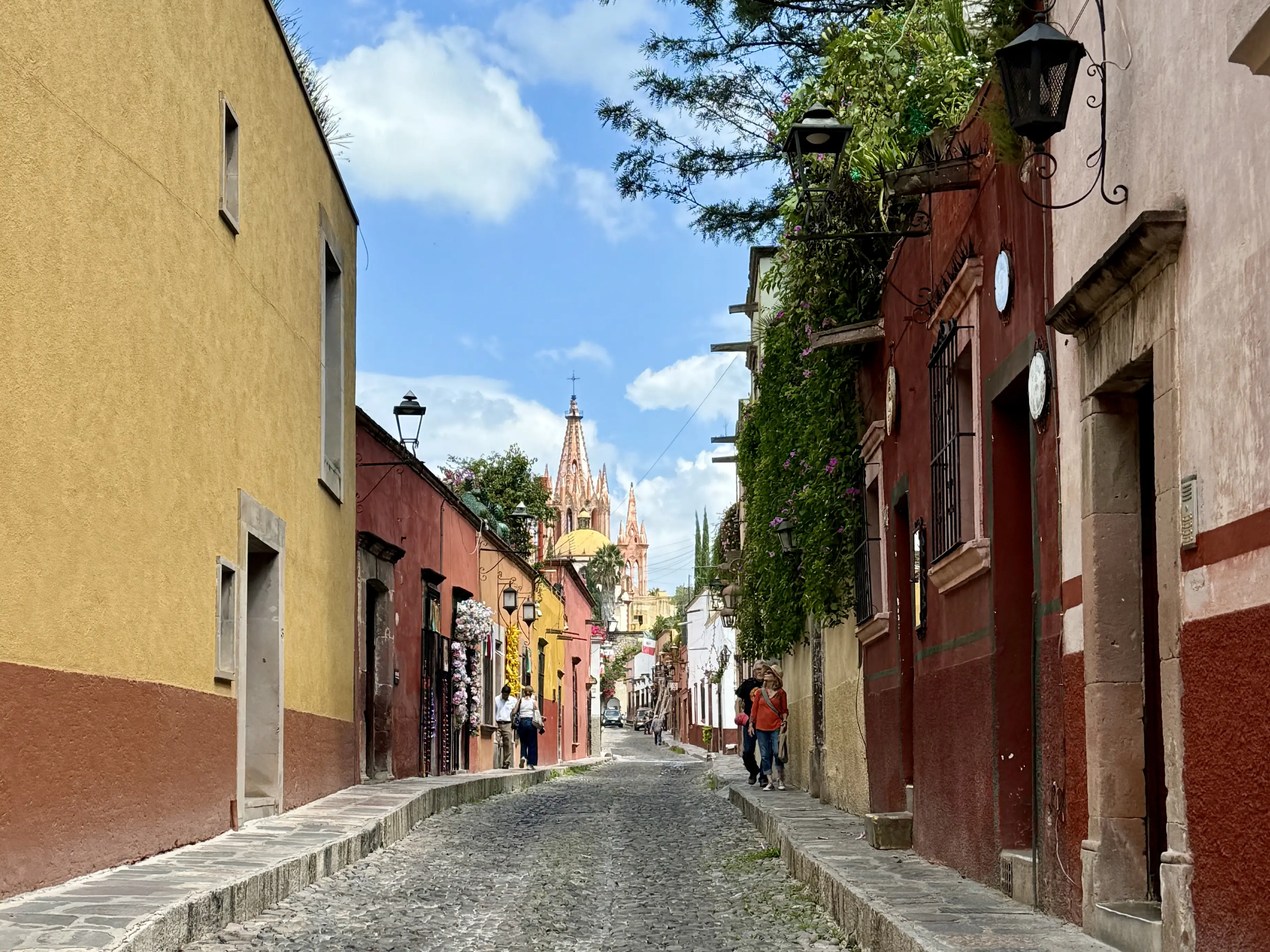 Outdoor image of the streets and city of San Miguel de Allende, Mexico.