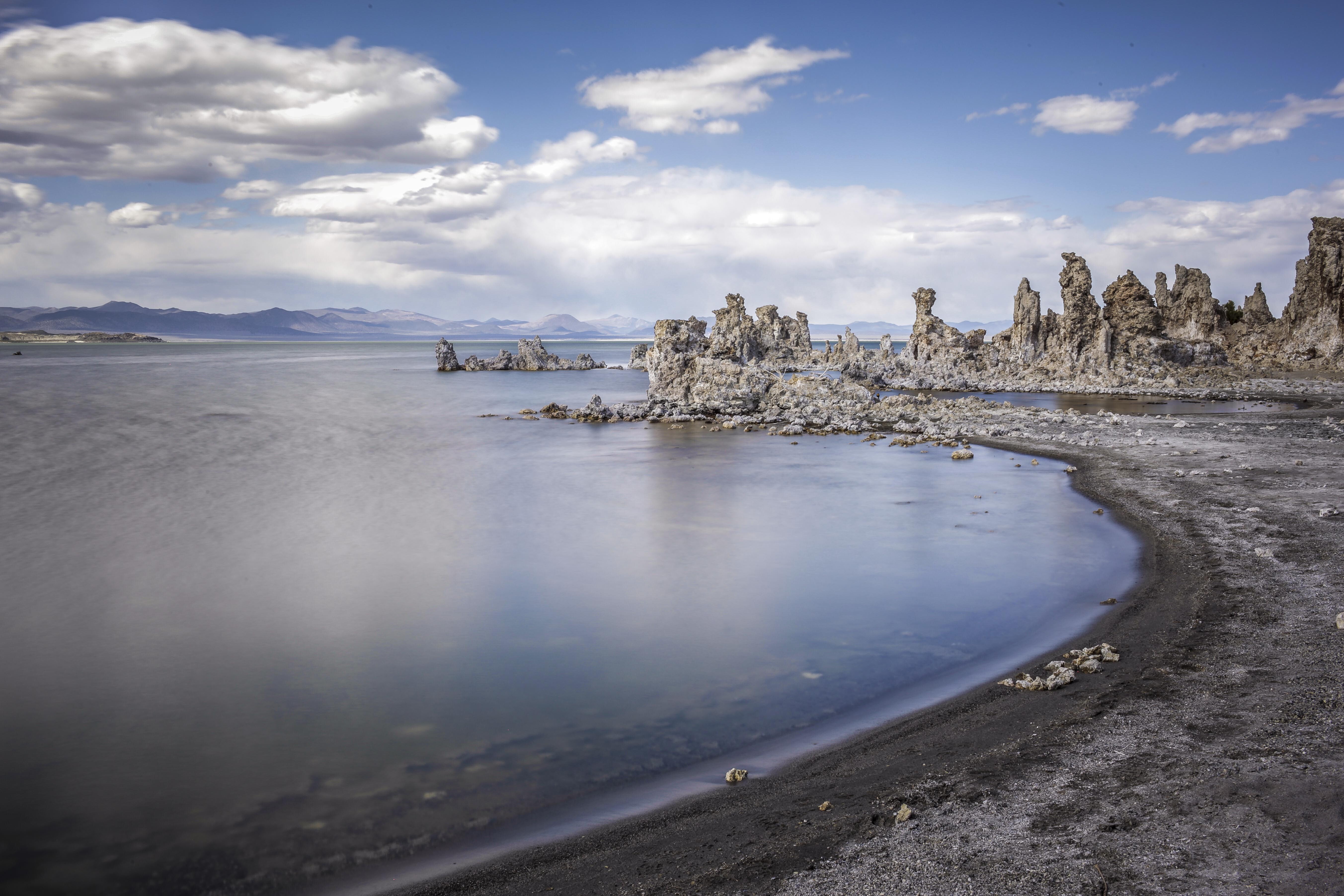 Image of the rock formations at Mono Lake, in California.