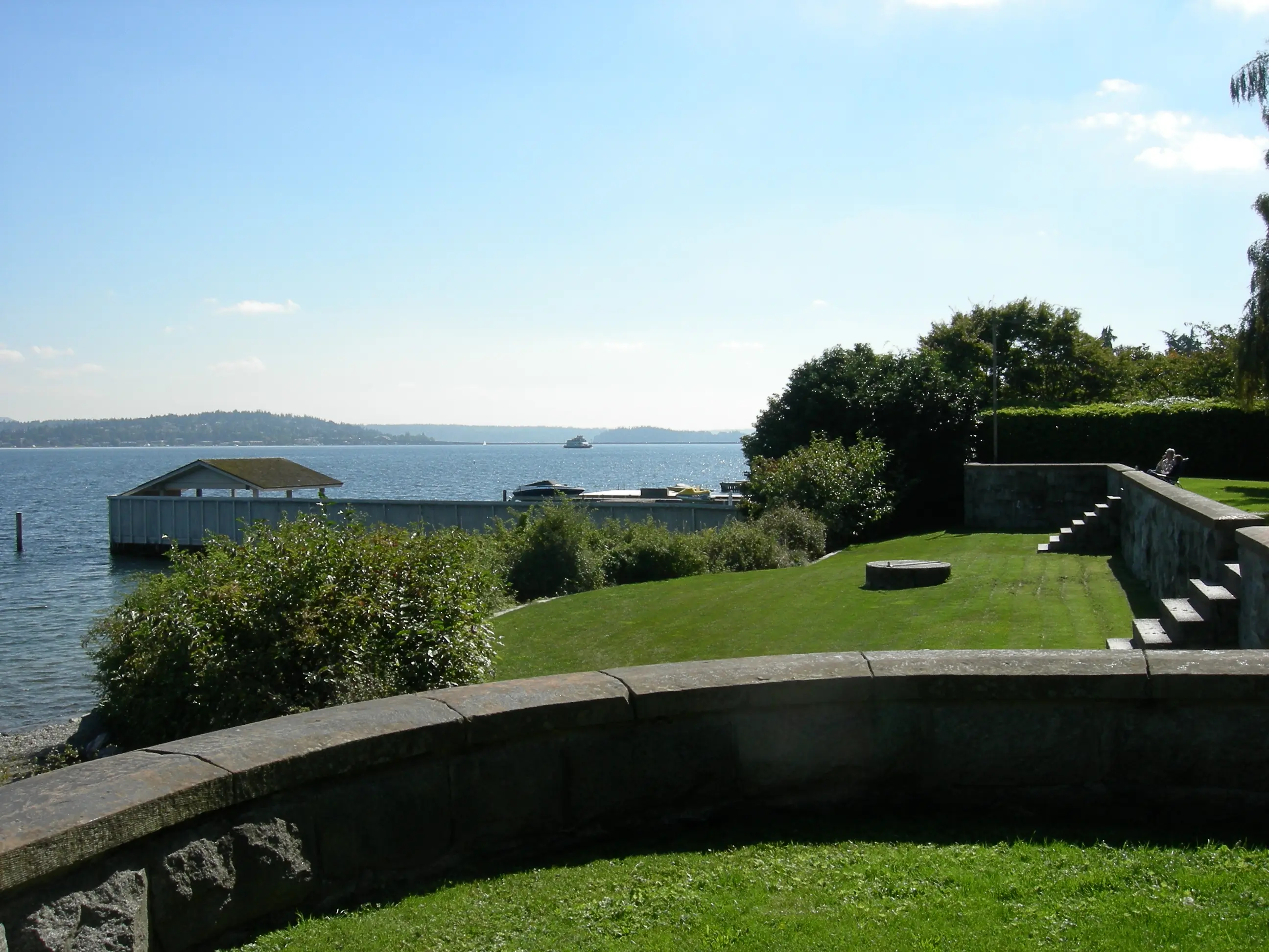 Image of the shoreline and lakefront beach of Denny Blaine Park
