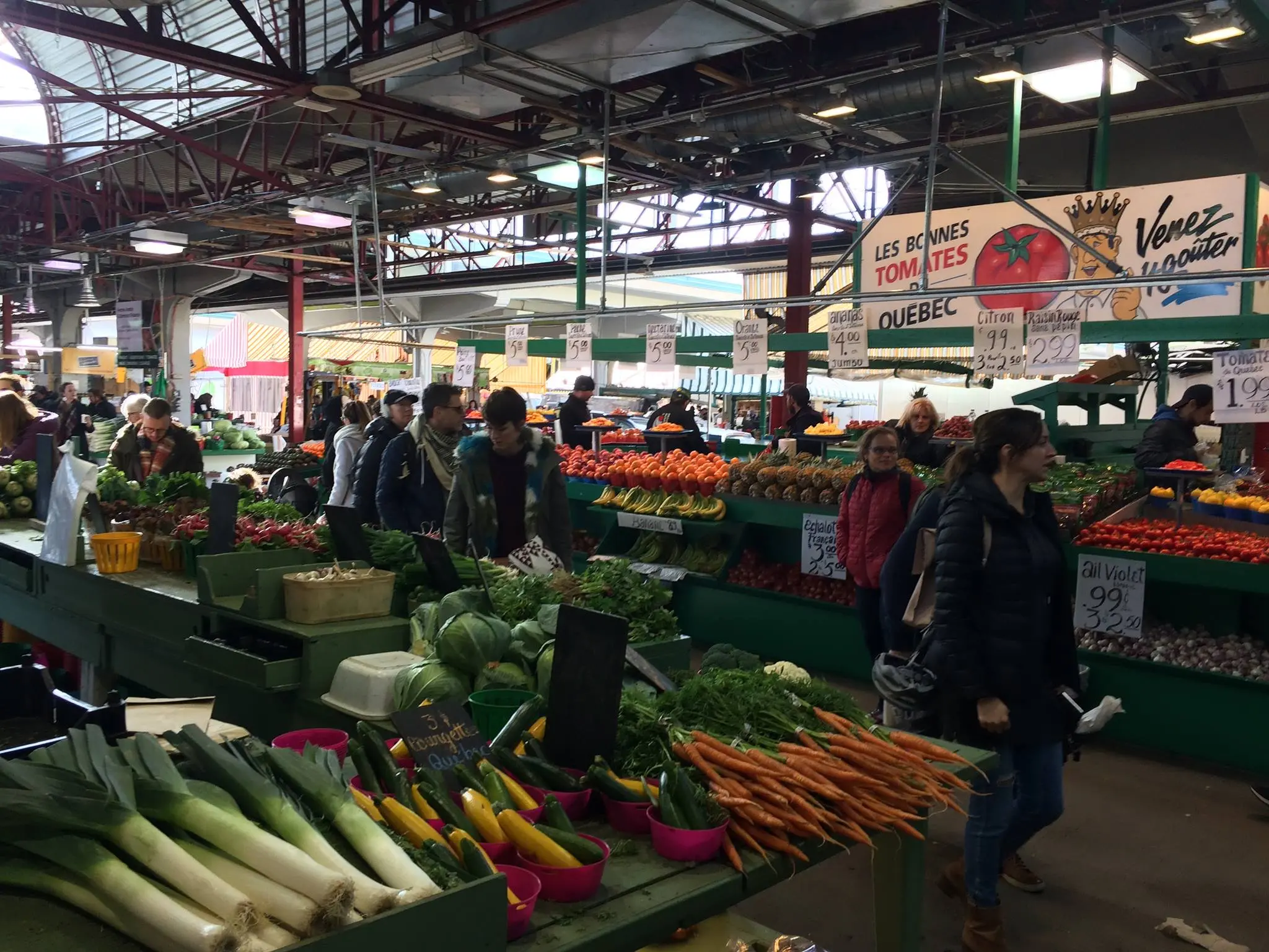 Image of a farmers market in Montreal's Little Italy.
