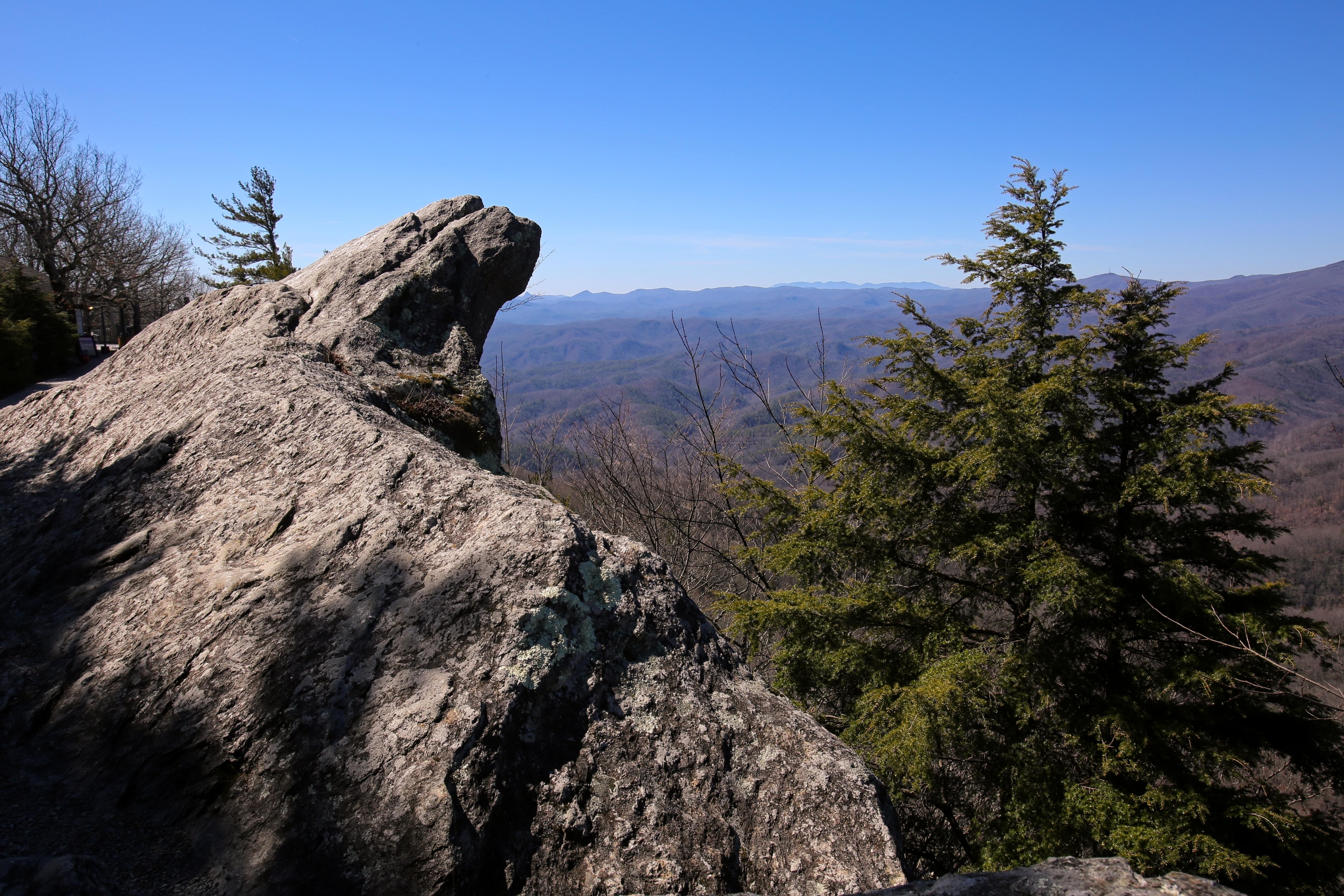 Image of the Blowing Rock formation, in the town of Blowing Rock, North Carolina