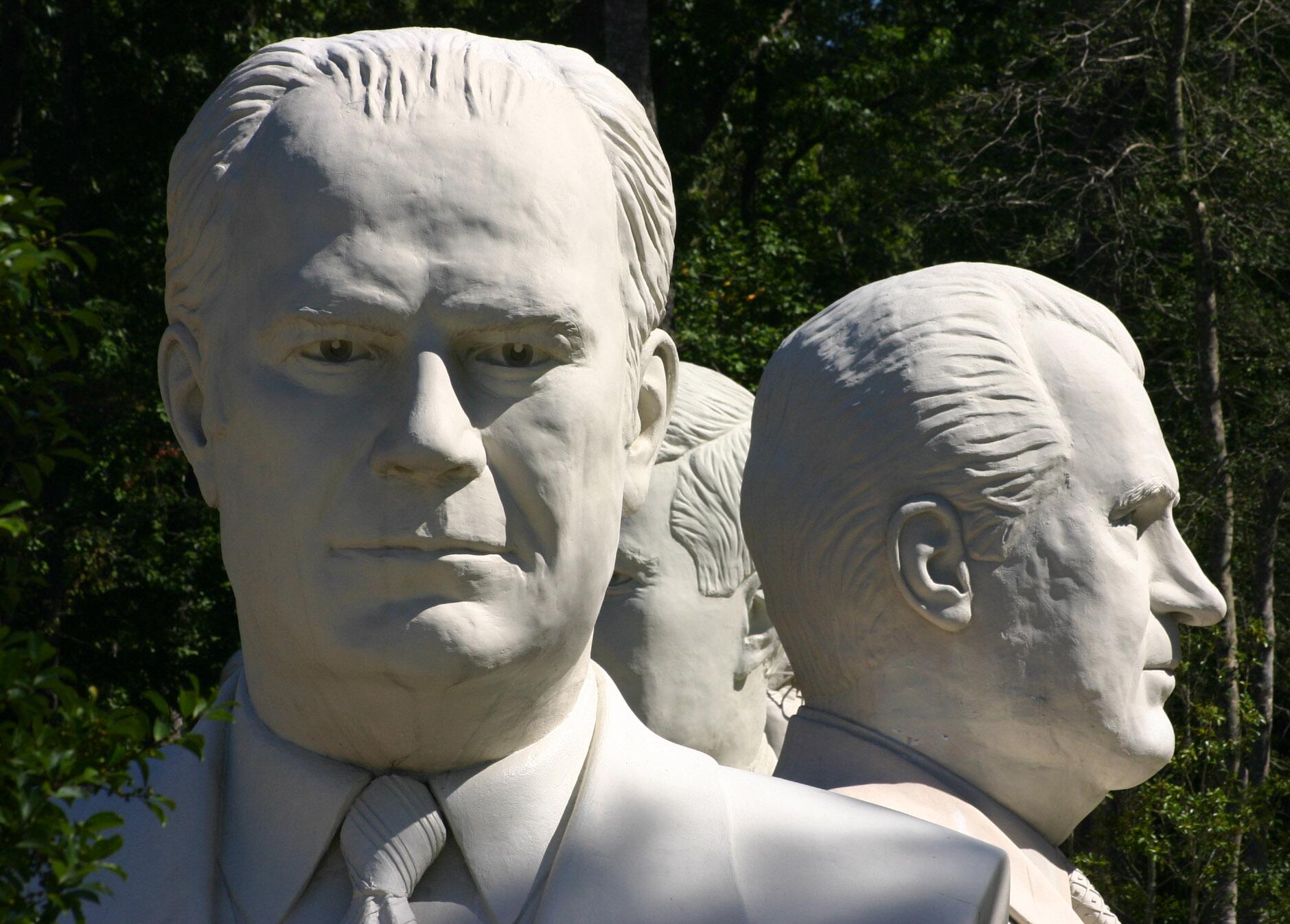 Image of a few large sculptures of the heads of various U.S. presidents.