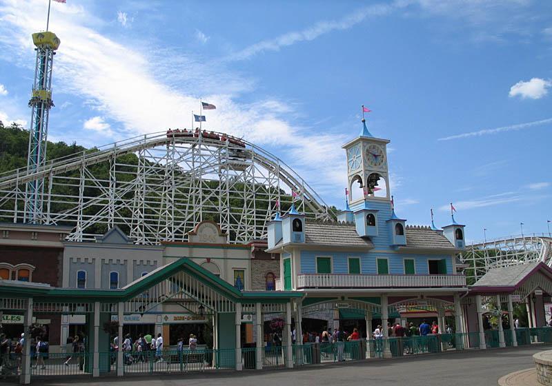 Image of the main entrance to Lake Compounce amusement park.