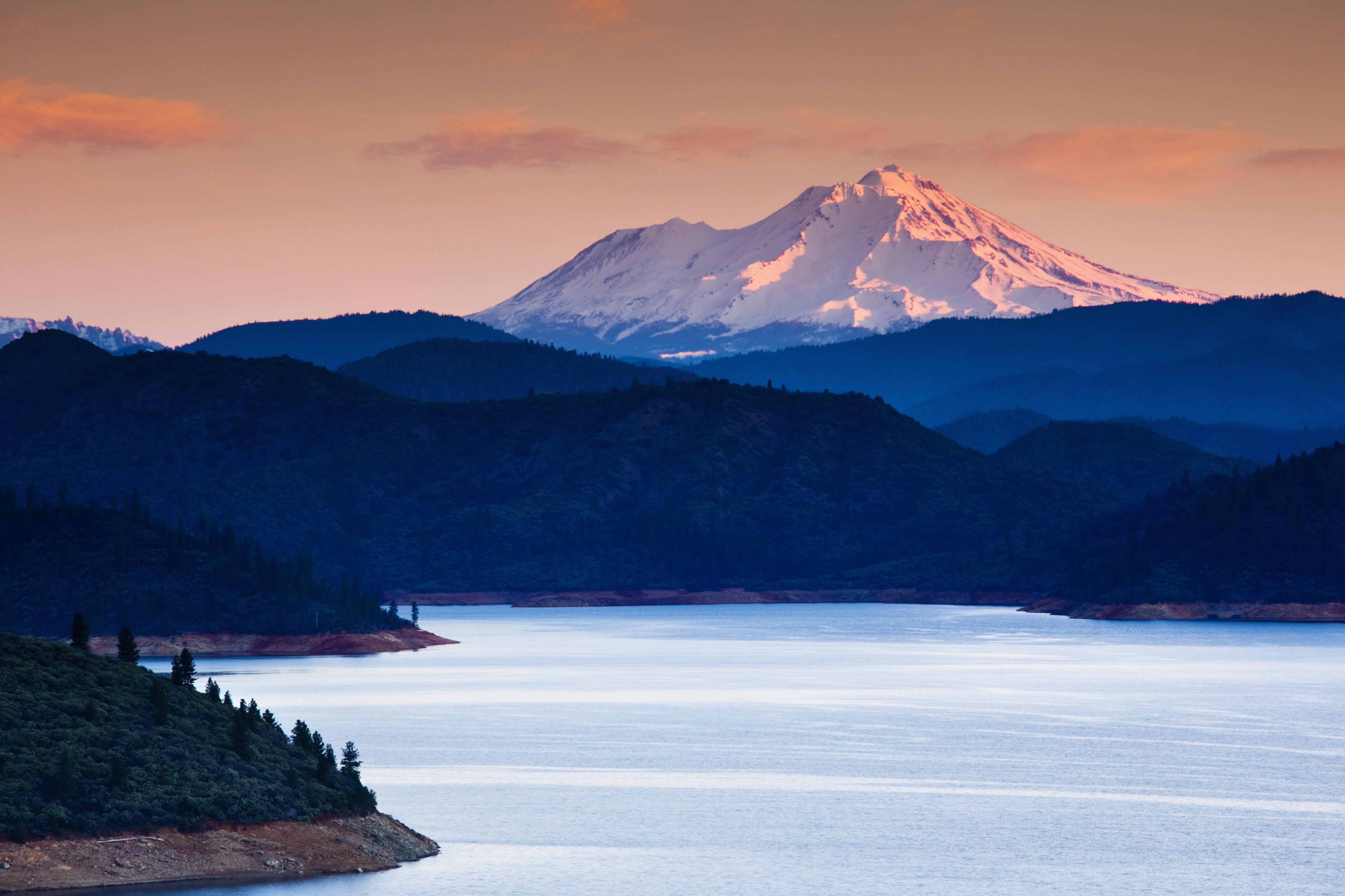 Image of Shasta Lake in California at sunrise.