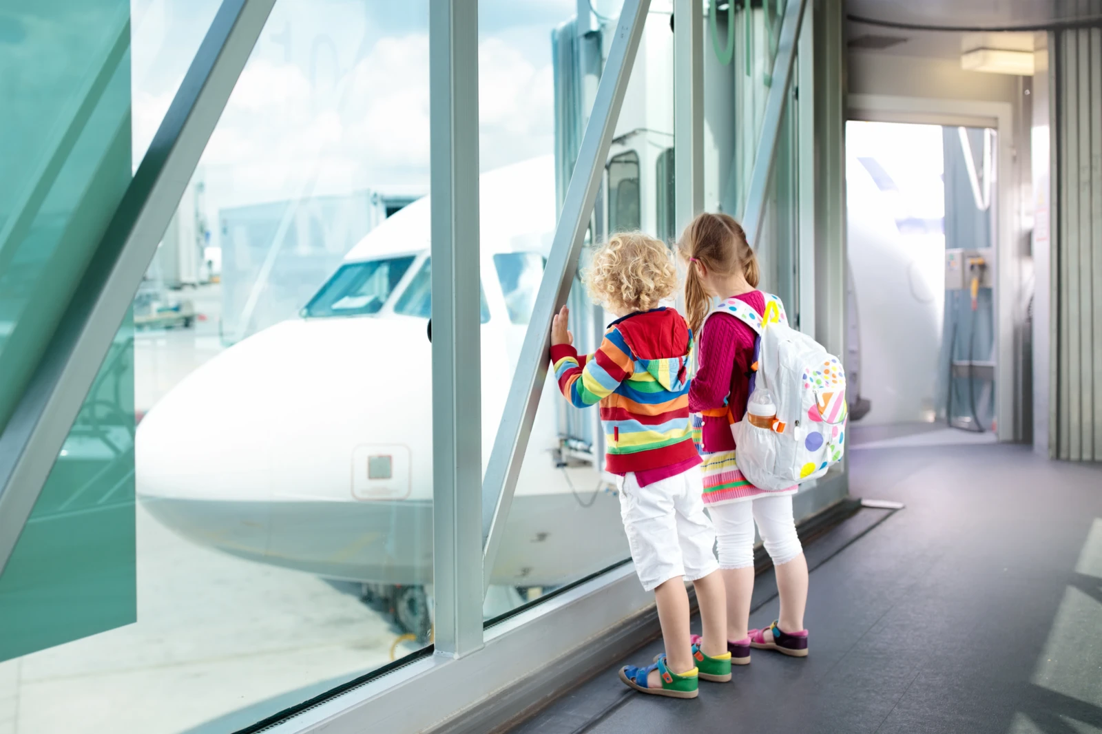 Дети в самолете без родителей. Дети в аэропорту. Путешествие с детьми за границу. Родители с детьми в аэропорту. Выезд ребенка за границу.