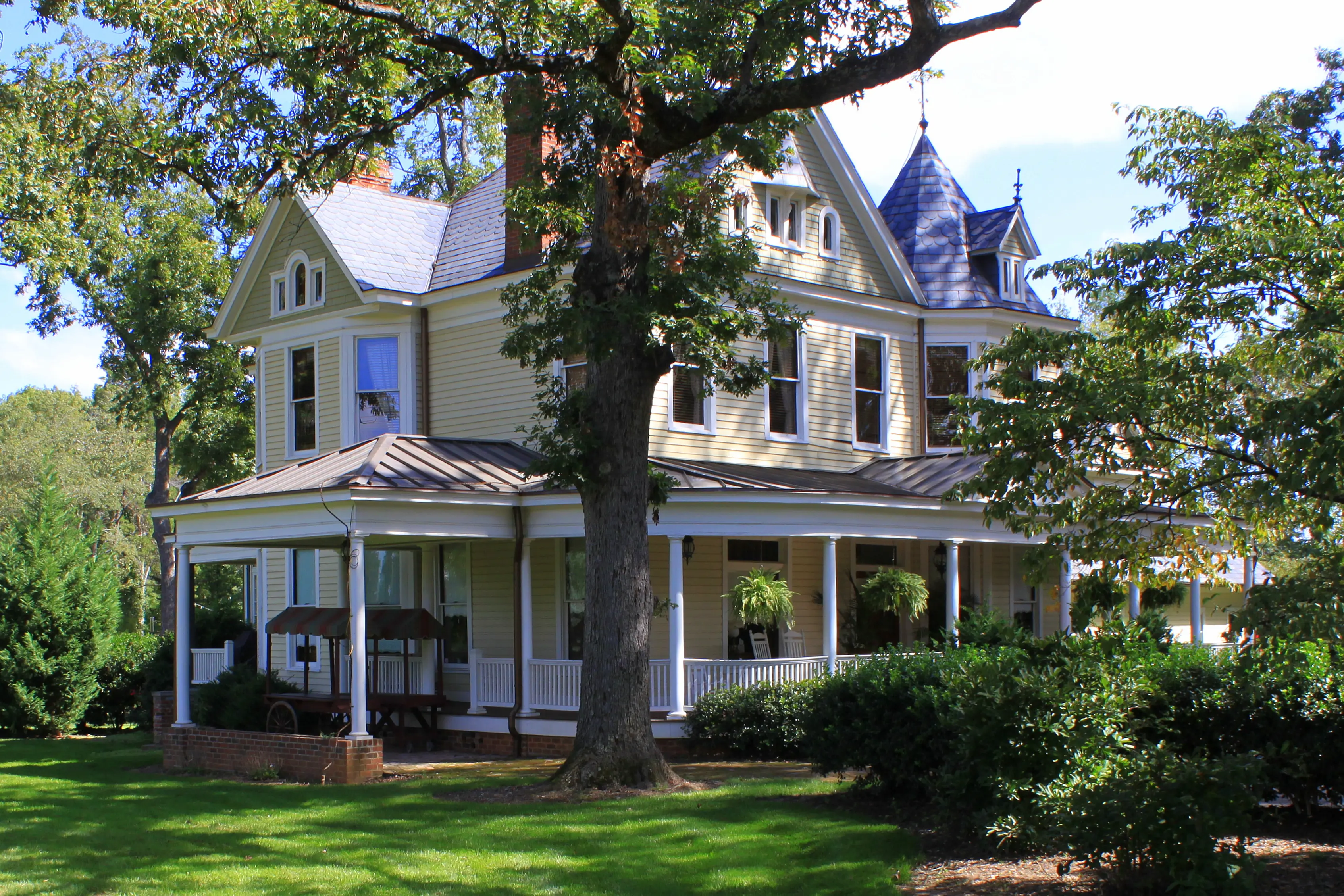 Outdoor picture of a Victorian style home in Charlotte, NC