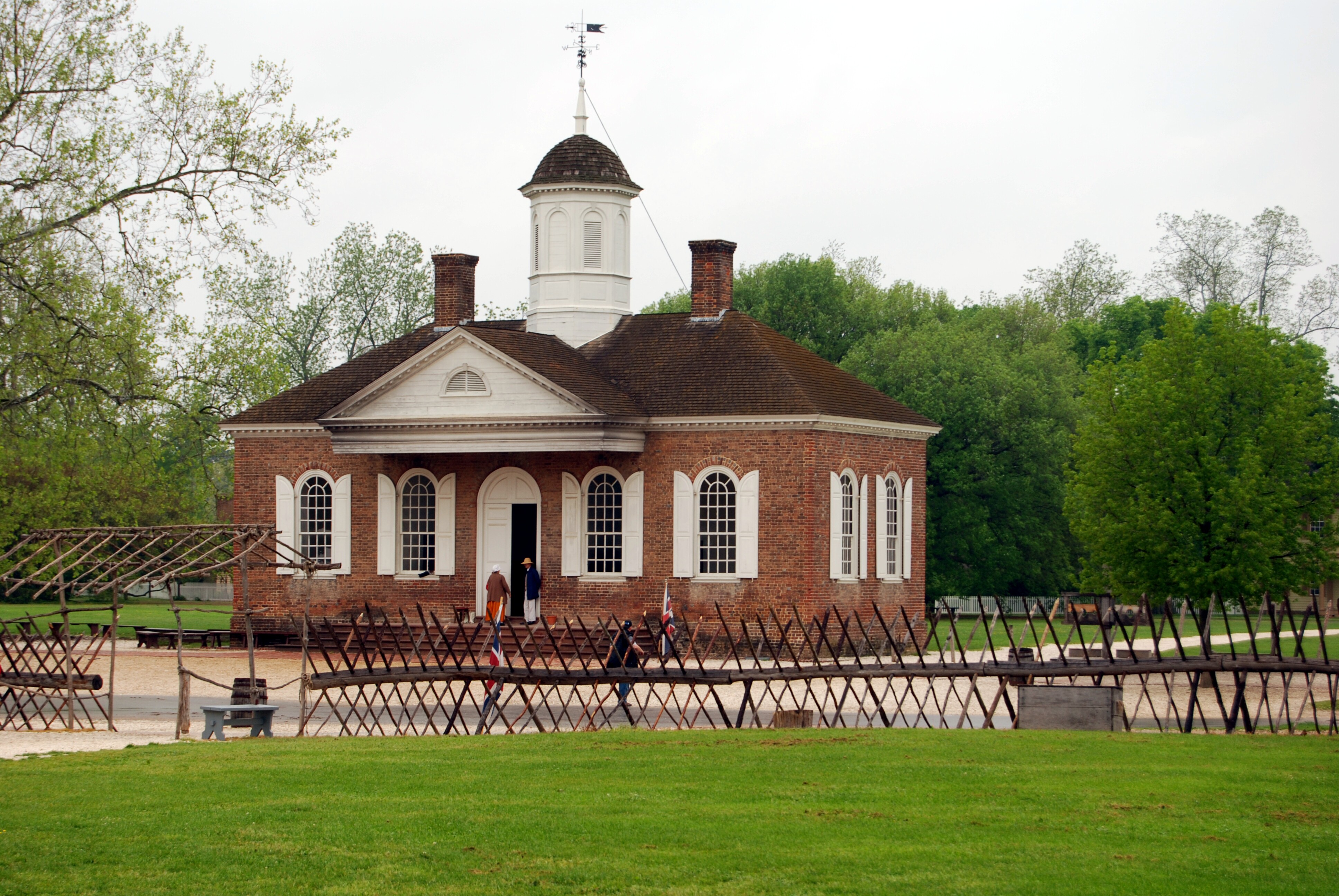 Exterior image of the courthouse in Colonial Williamsburg.