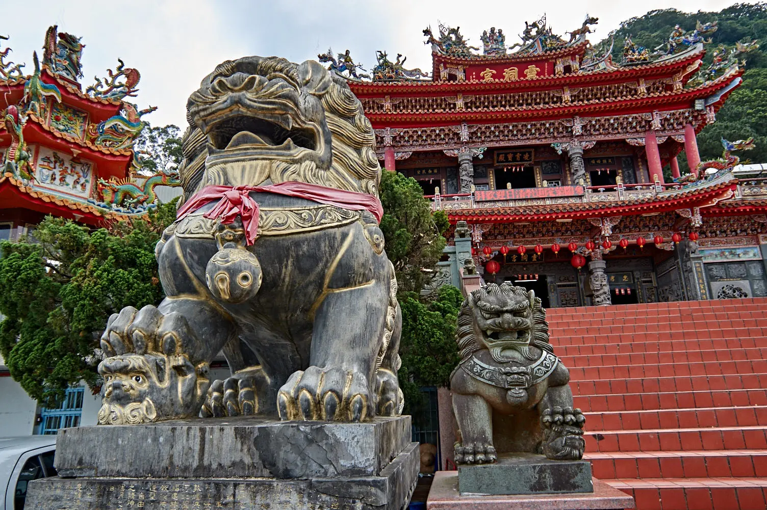 Exterior image of Xianshan Lingdong Temple, a renowned Taoist and Buddhist pilgrimage site in Miaoli County, Taiwan.