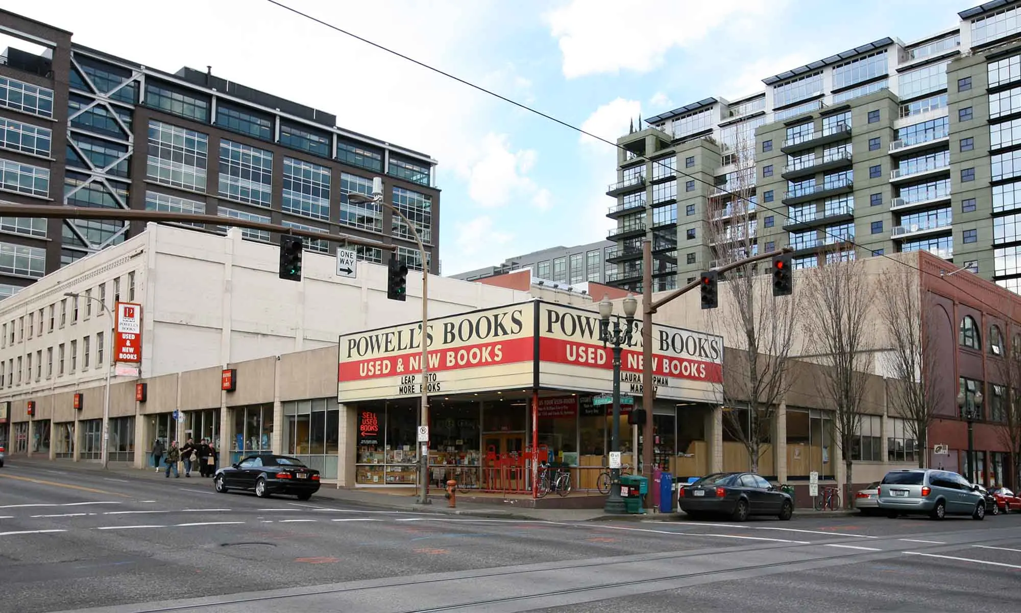 The corner view of Powell’s Books in Portland