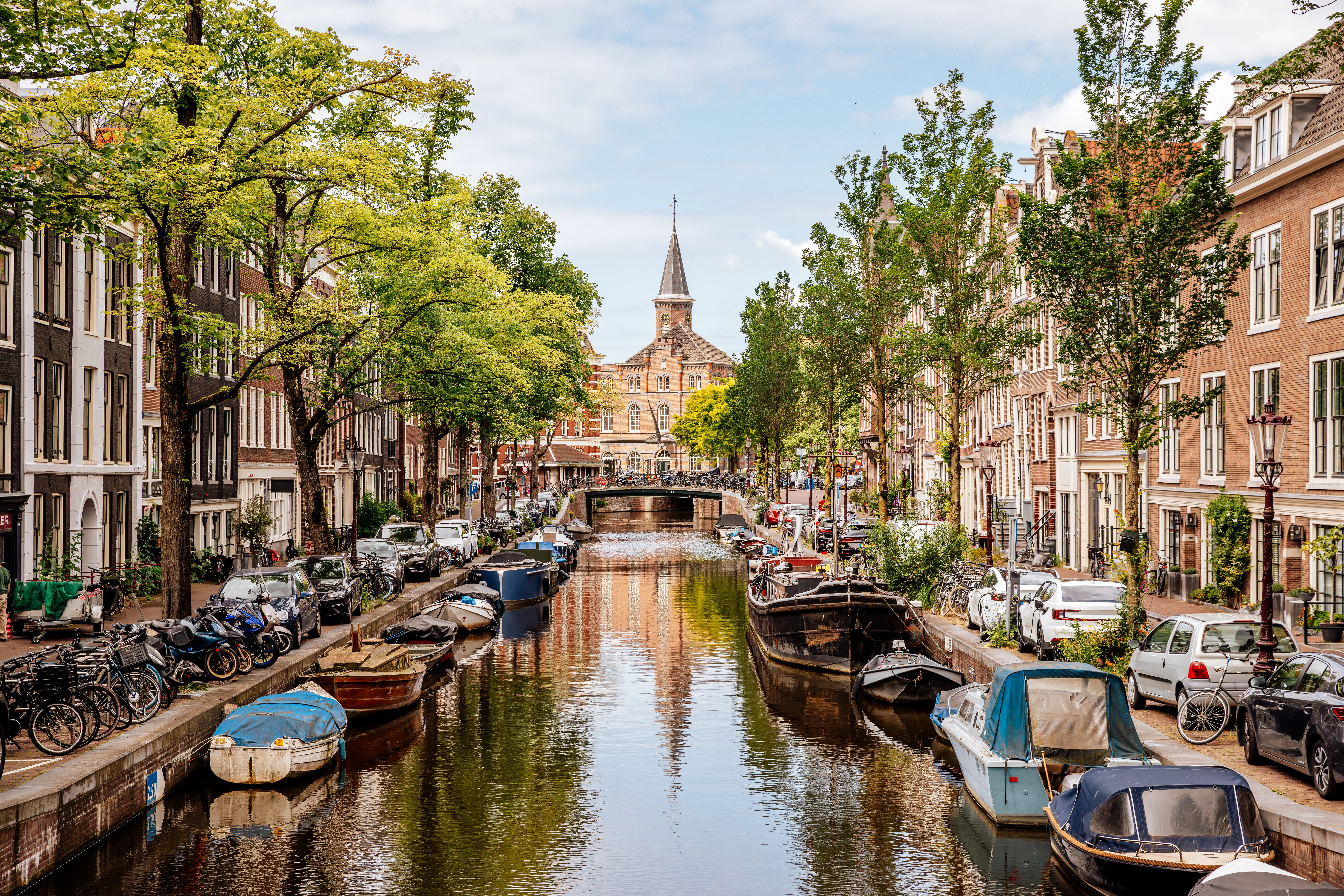 Image of a river canal in the Jordaan Neighborhood of Amsterdam.