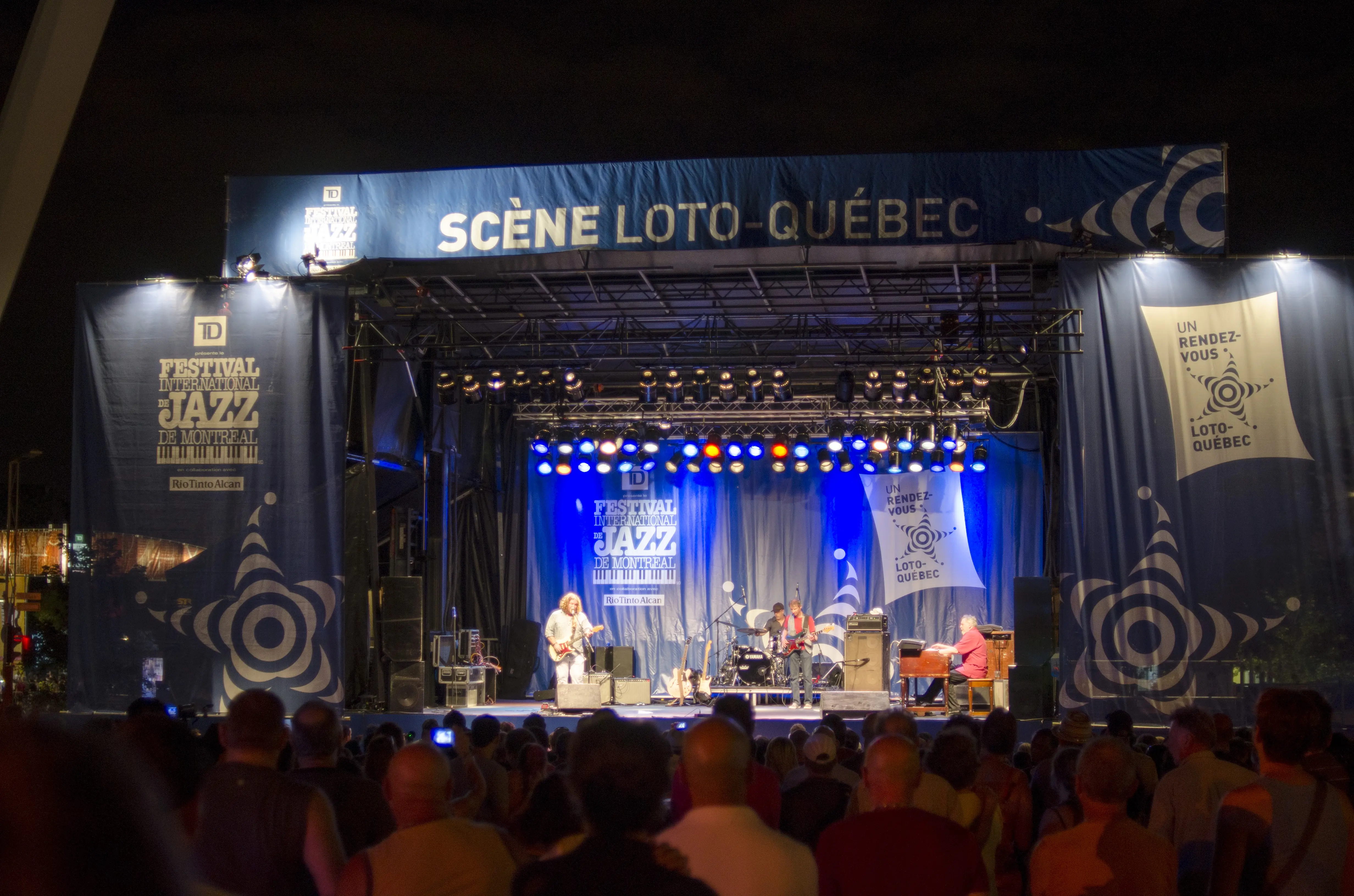 Image of crowds watching a performance at the Festival International de Jazz de Montréal.