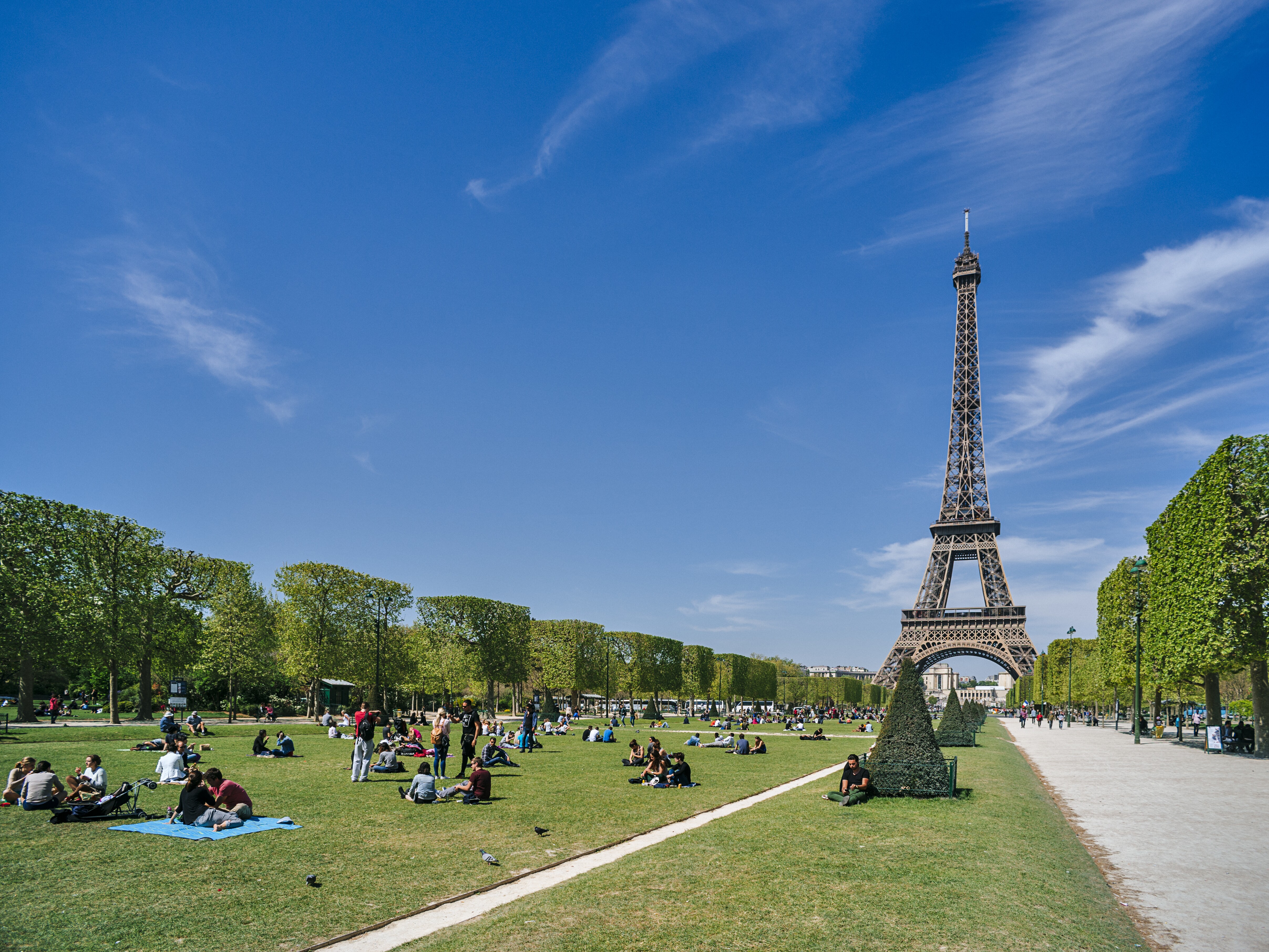 cool places to visit in paris