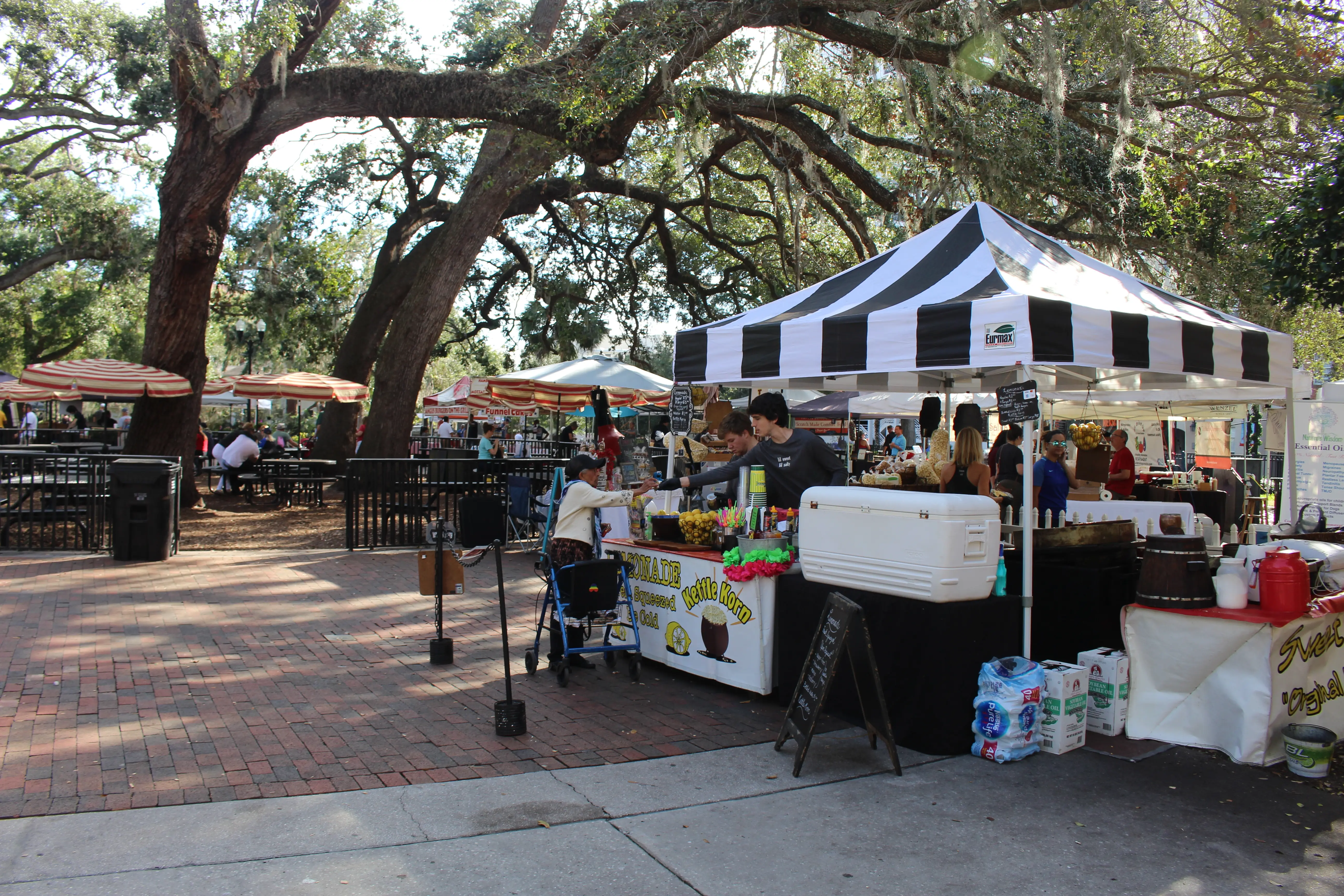 Image of a farmers' market in downtown Orlando, Florida.