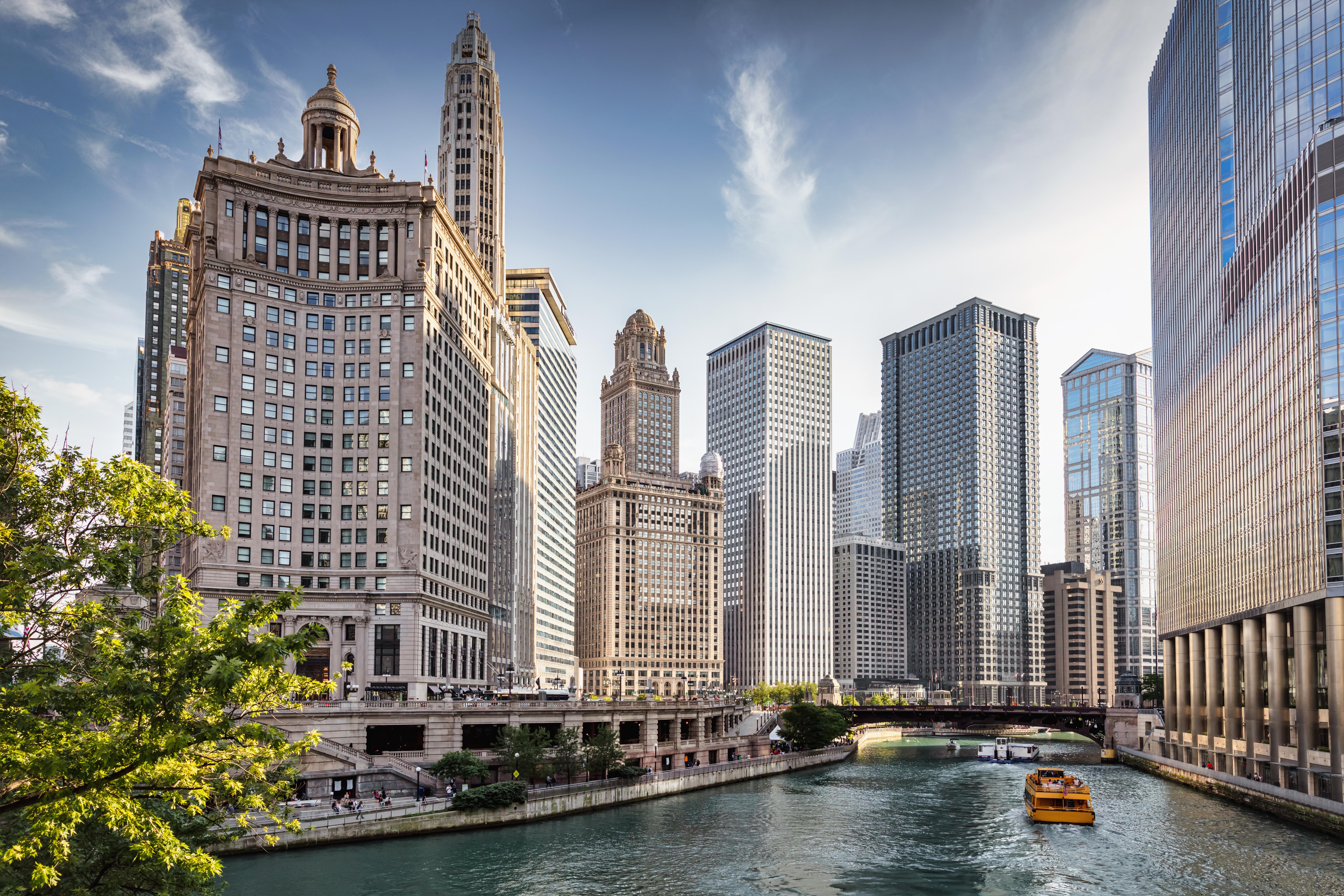 Image of the city skyline view on a riverboat tour in downtown Chicago.