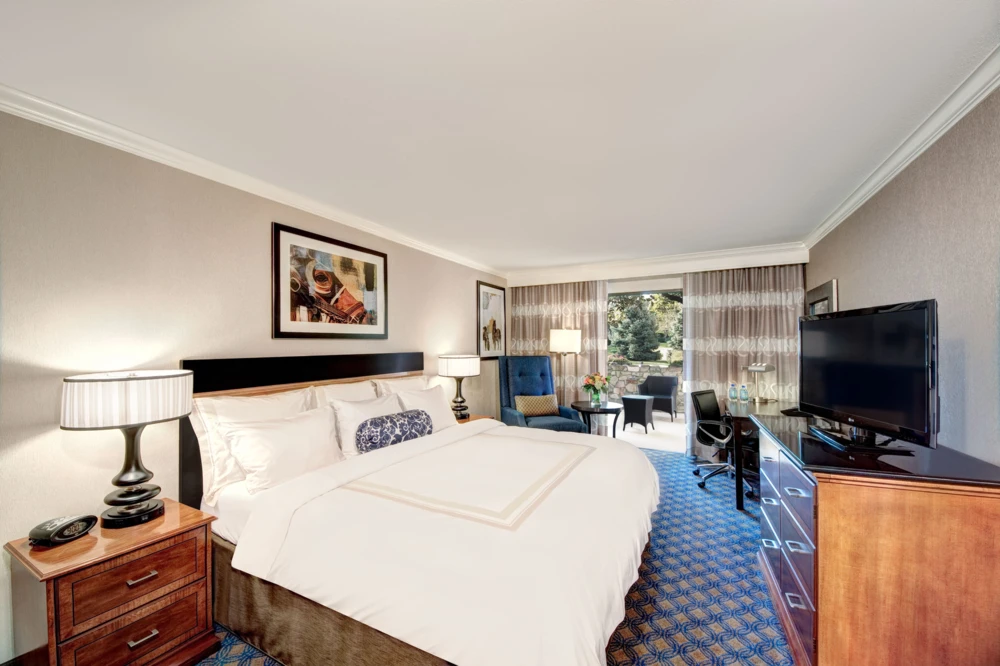 Guestroom at Marriott Griffin Gate Resort & Spa in Lexington, Kentucky