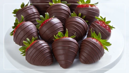 A dozen dark chocolate-covered strawberries from Shari’s Berries make a great food gift idea.