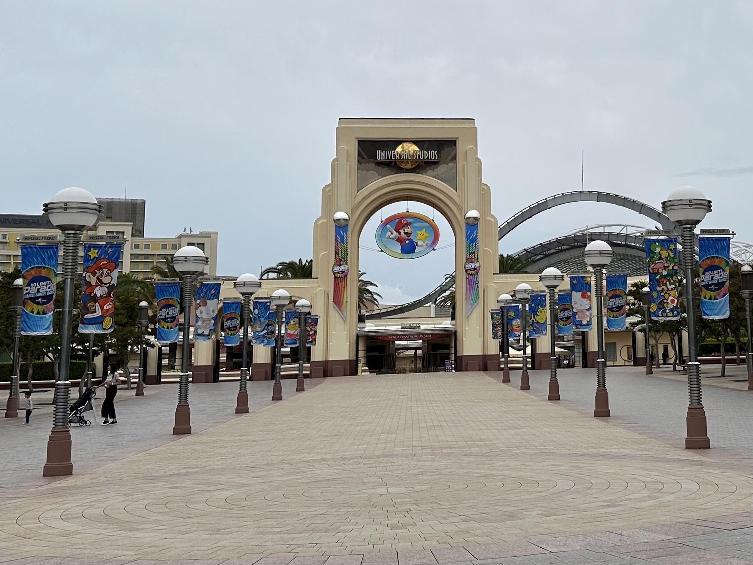 Image of the front entrance gate to Universal Studios Japan.