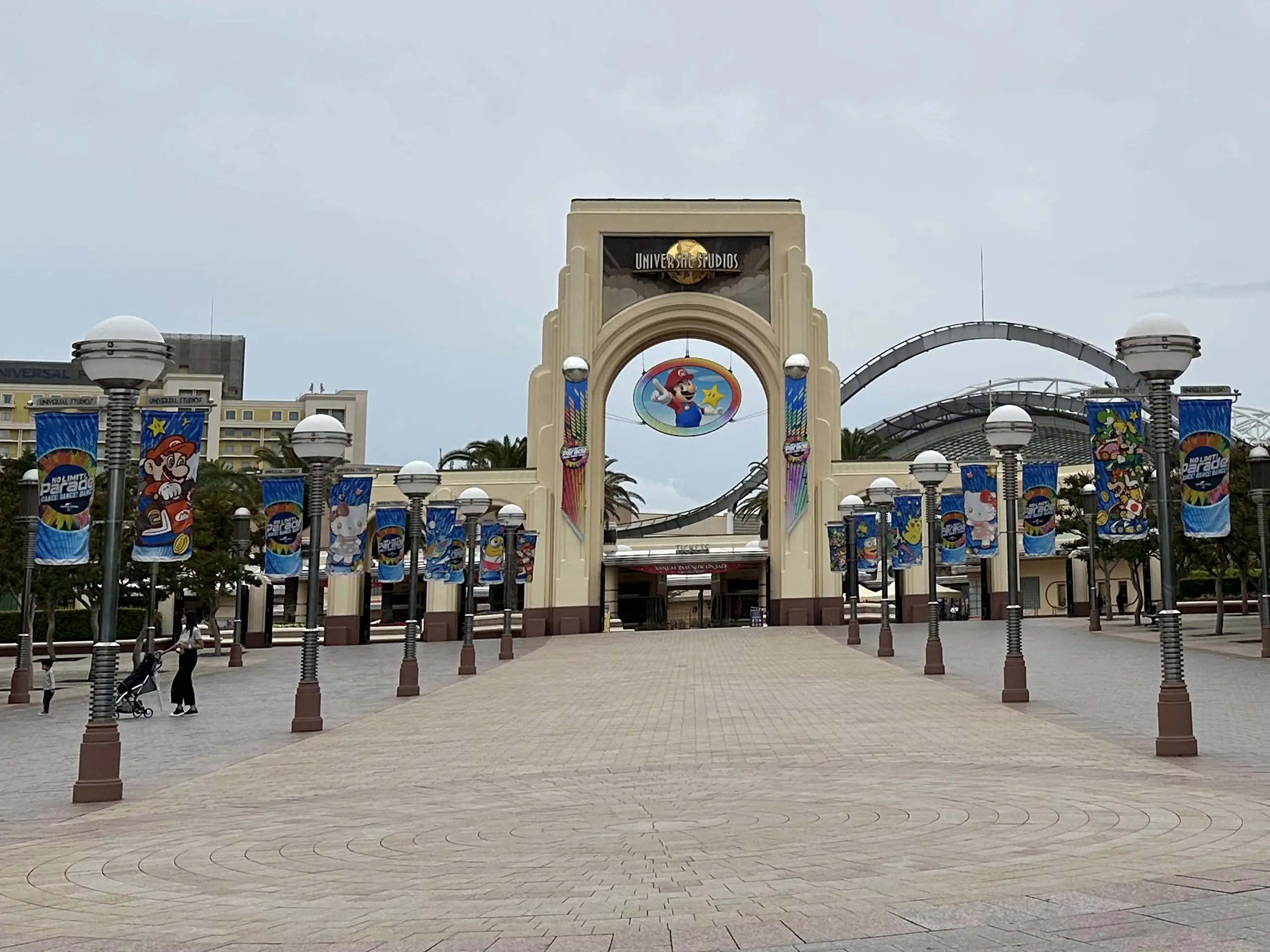 Image of the front entrance gate to Universal Studios Japan.