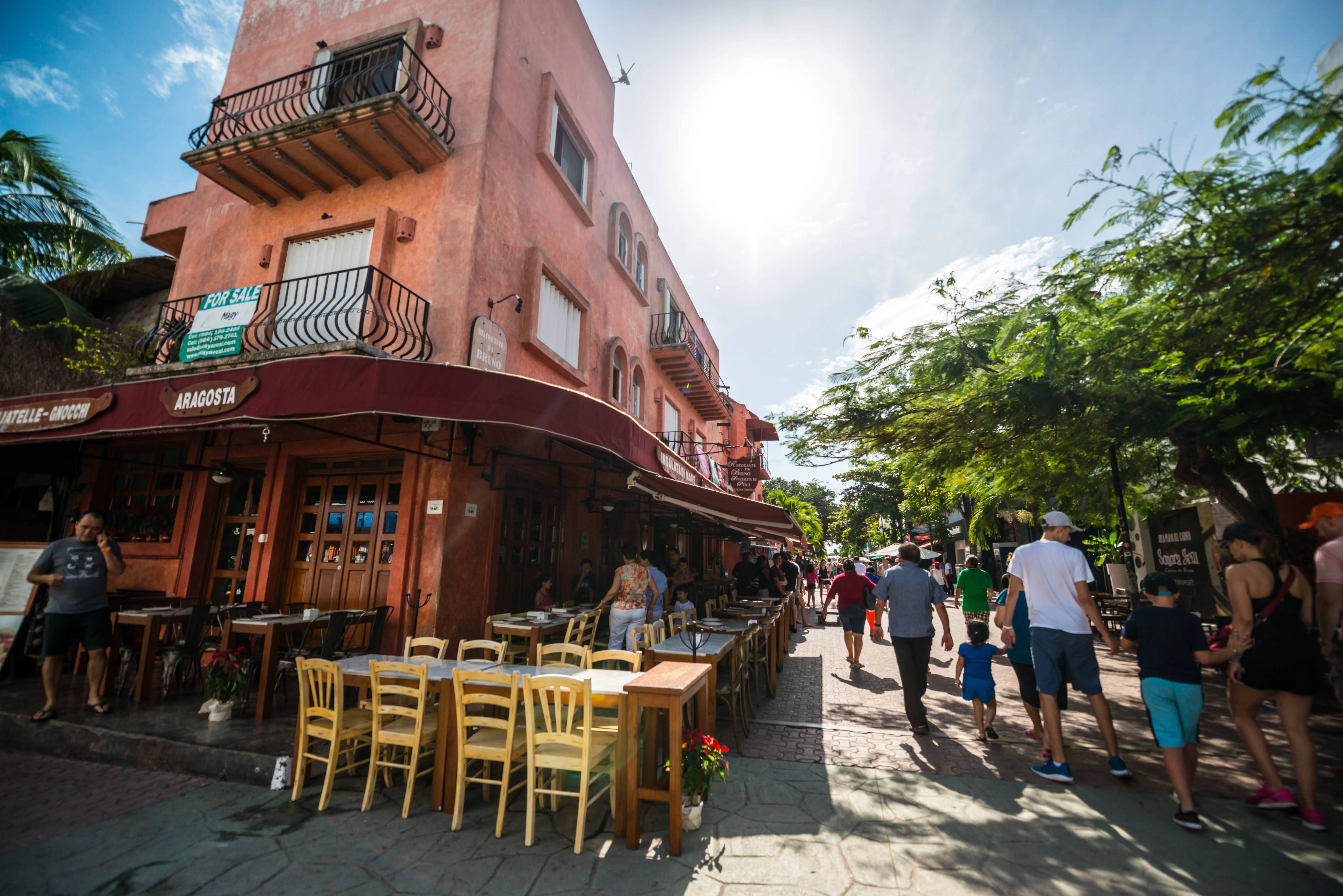 Image of restaurants and cafes on famous 5th Avenue, Playa Del Carmen, Mexico.