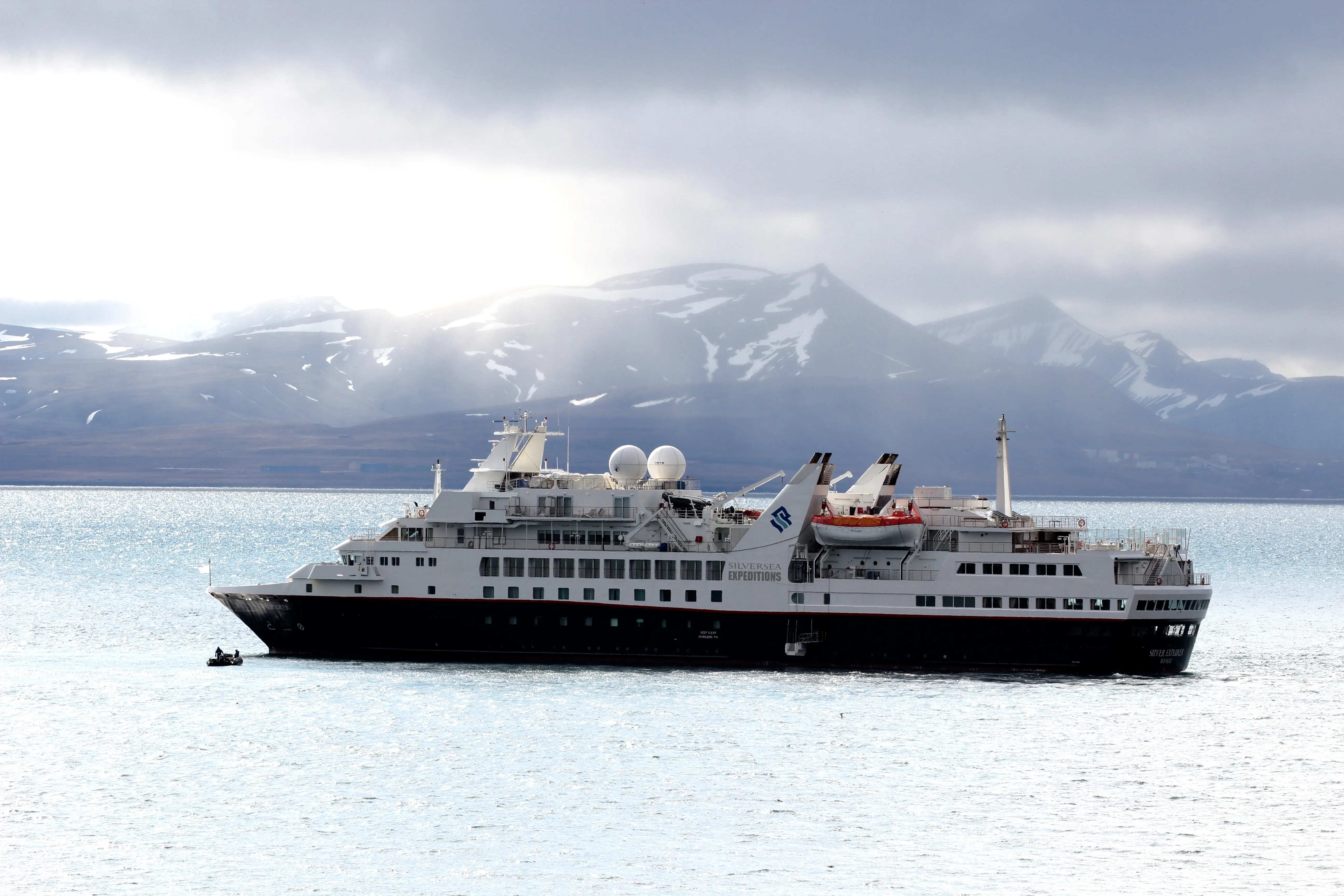 Image of a Silversea cruise ship sailing the arctic.