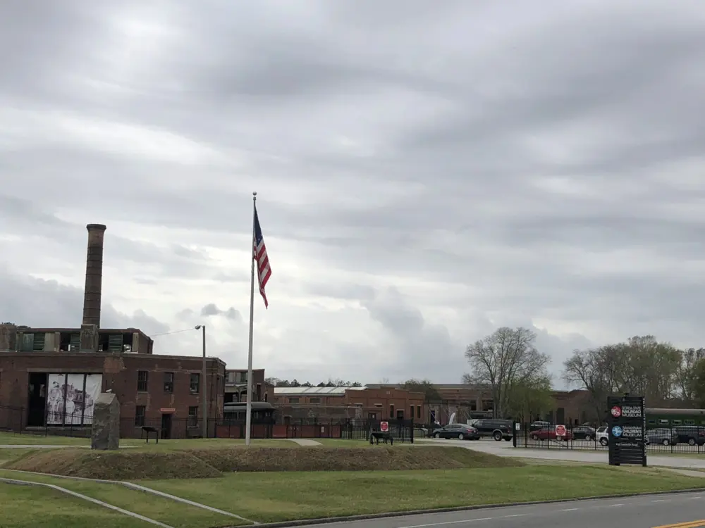 Tricentennial Park, which honors the siege of Savannah, includes several museums, including the Georgia State Railroad Museum and Savannah Children's Museum.