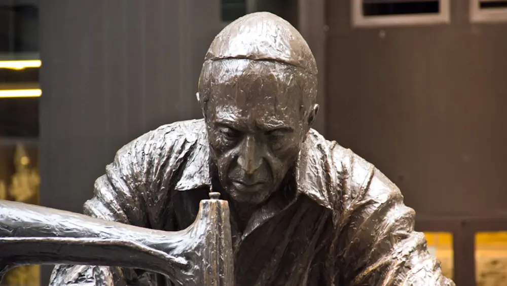 The Garment Worker statue, a popular fashion thing to do in New York