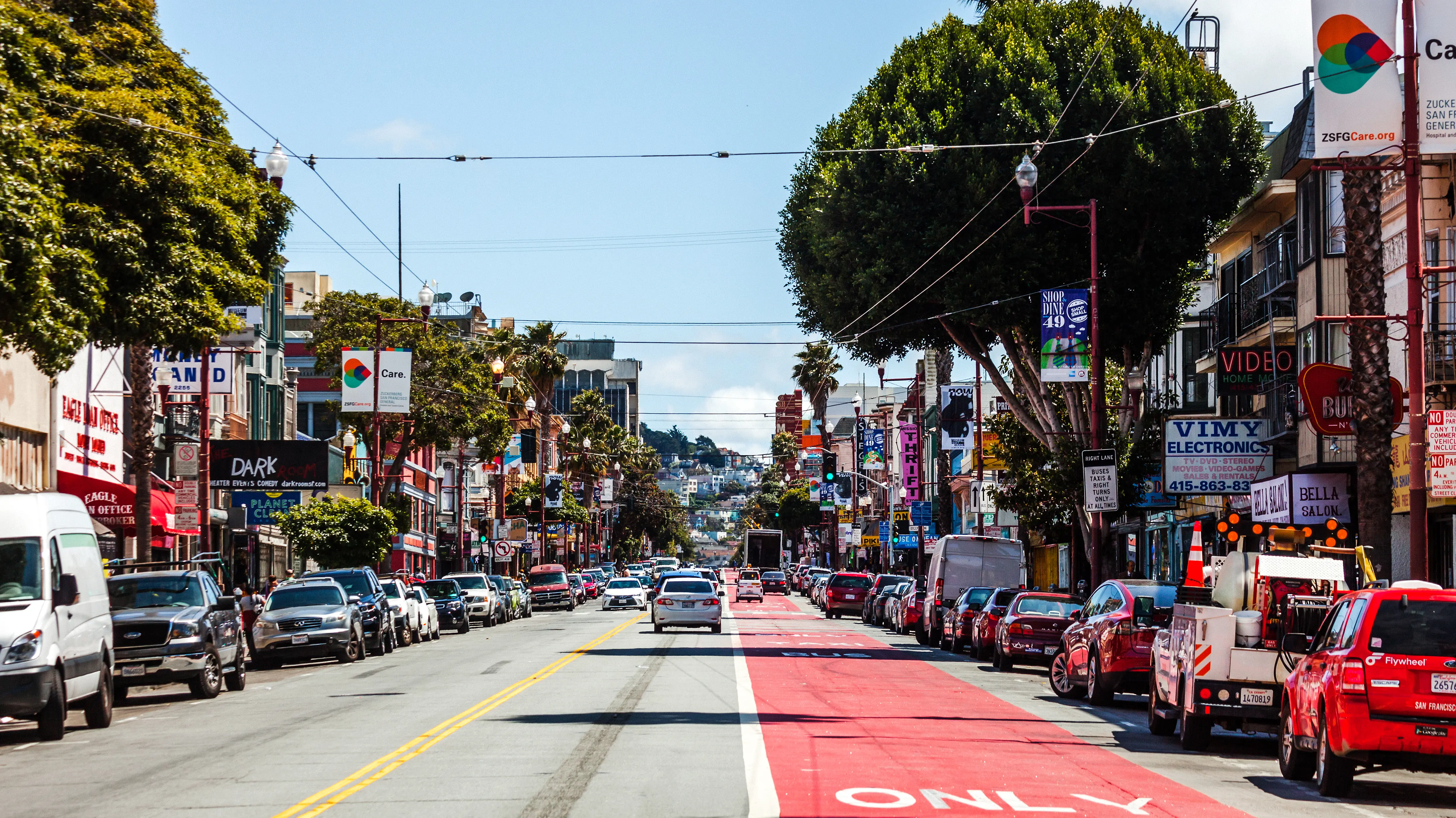 Image of the street businesses of the San Francisco Mission District.