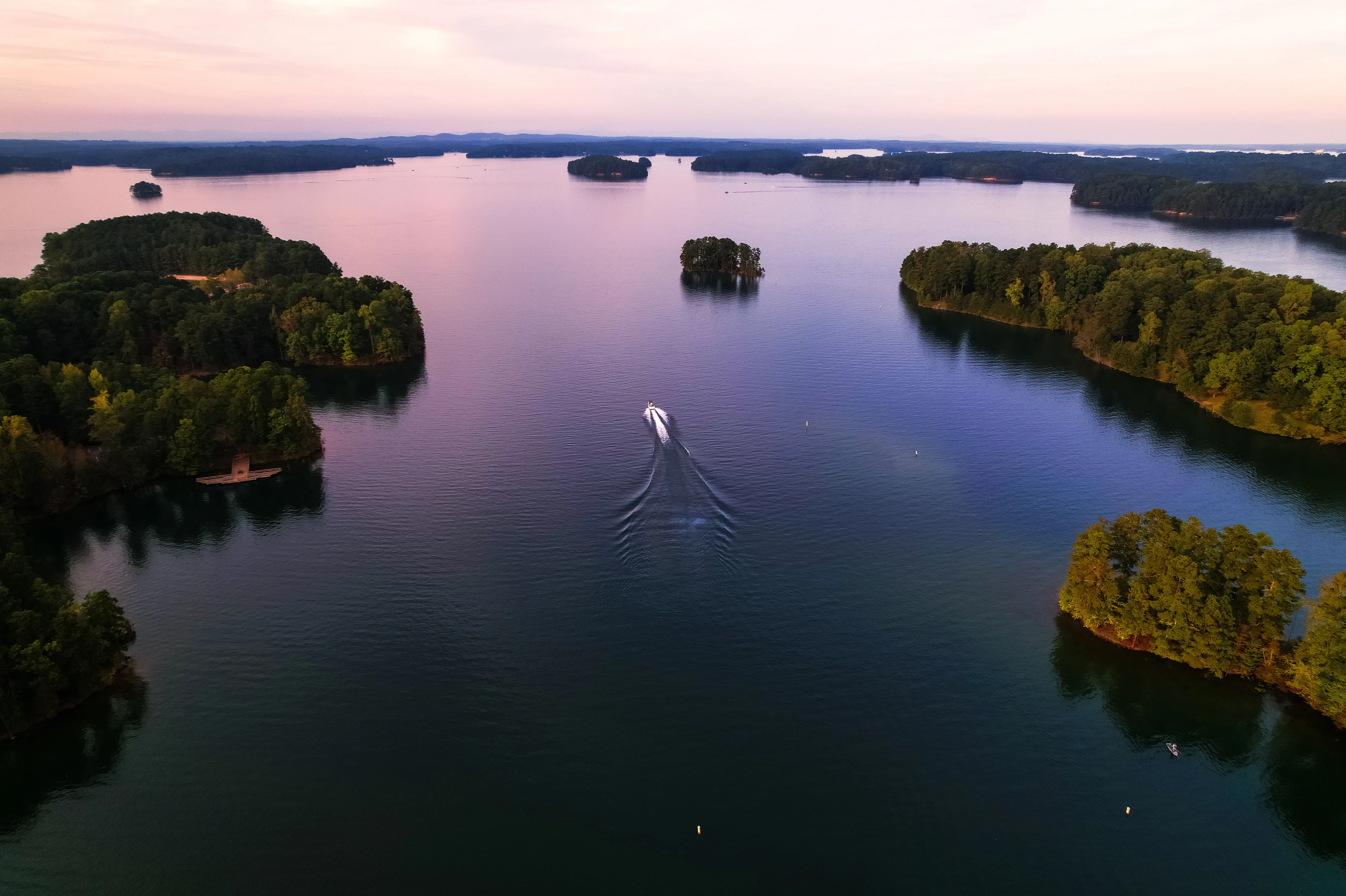 Image of a boat out on Lake Lanier, in Georgia.