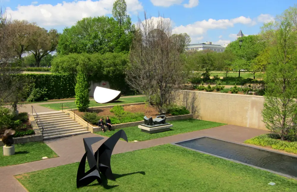 Outdoor picture of the Hirshhorn Museum and Sculpture Garden and its scenery