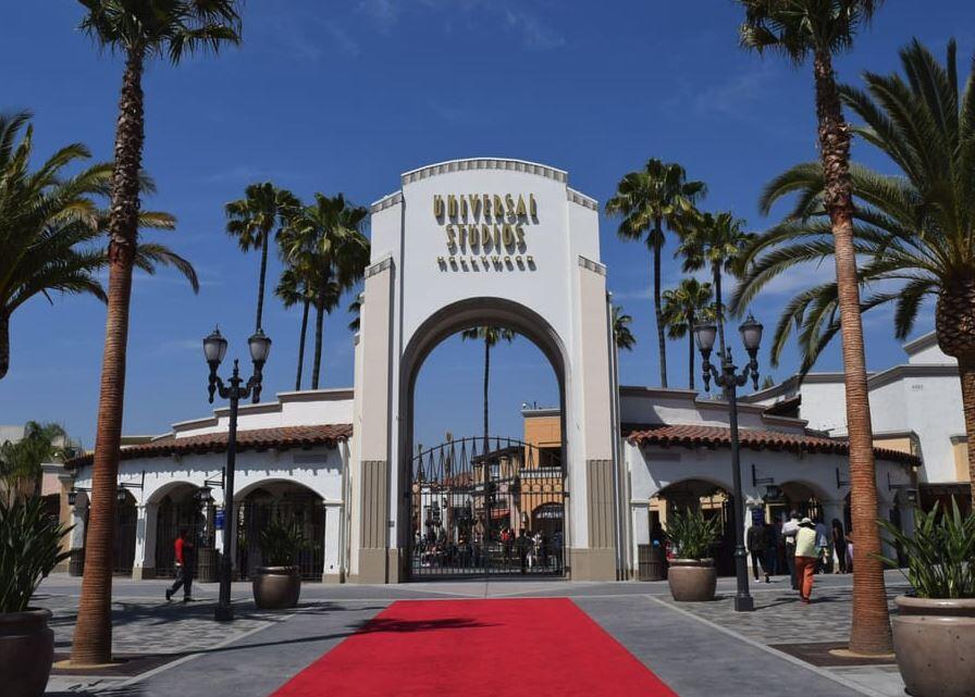 Image of the entrance arches to Universal Studios Hollywood.