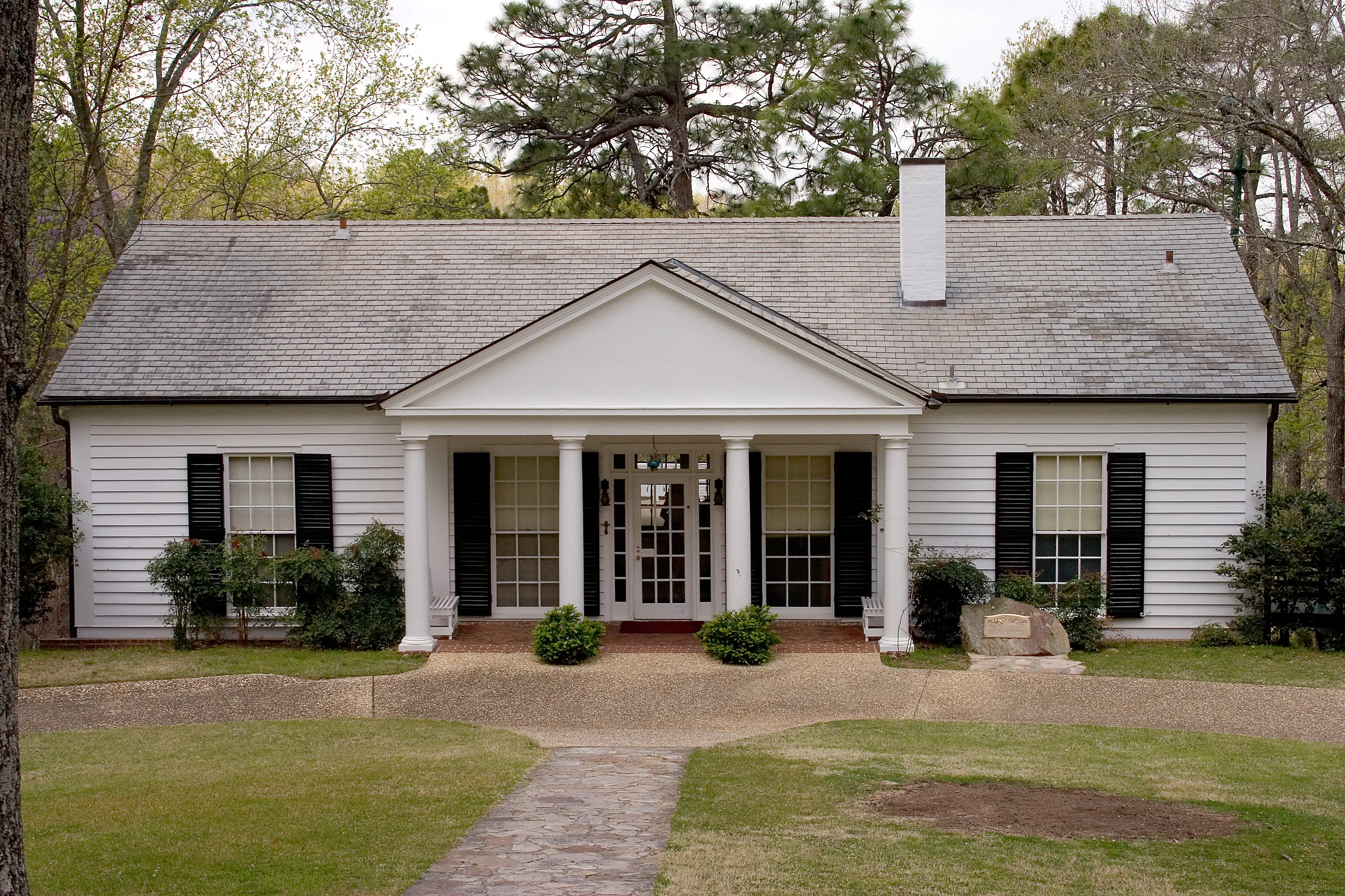 Image of the little white house in Warm Springs, Georgia.