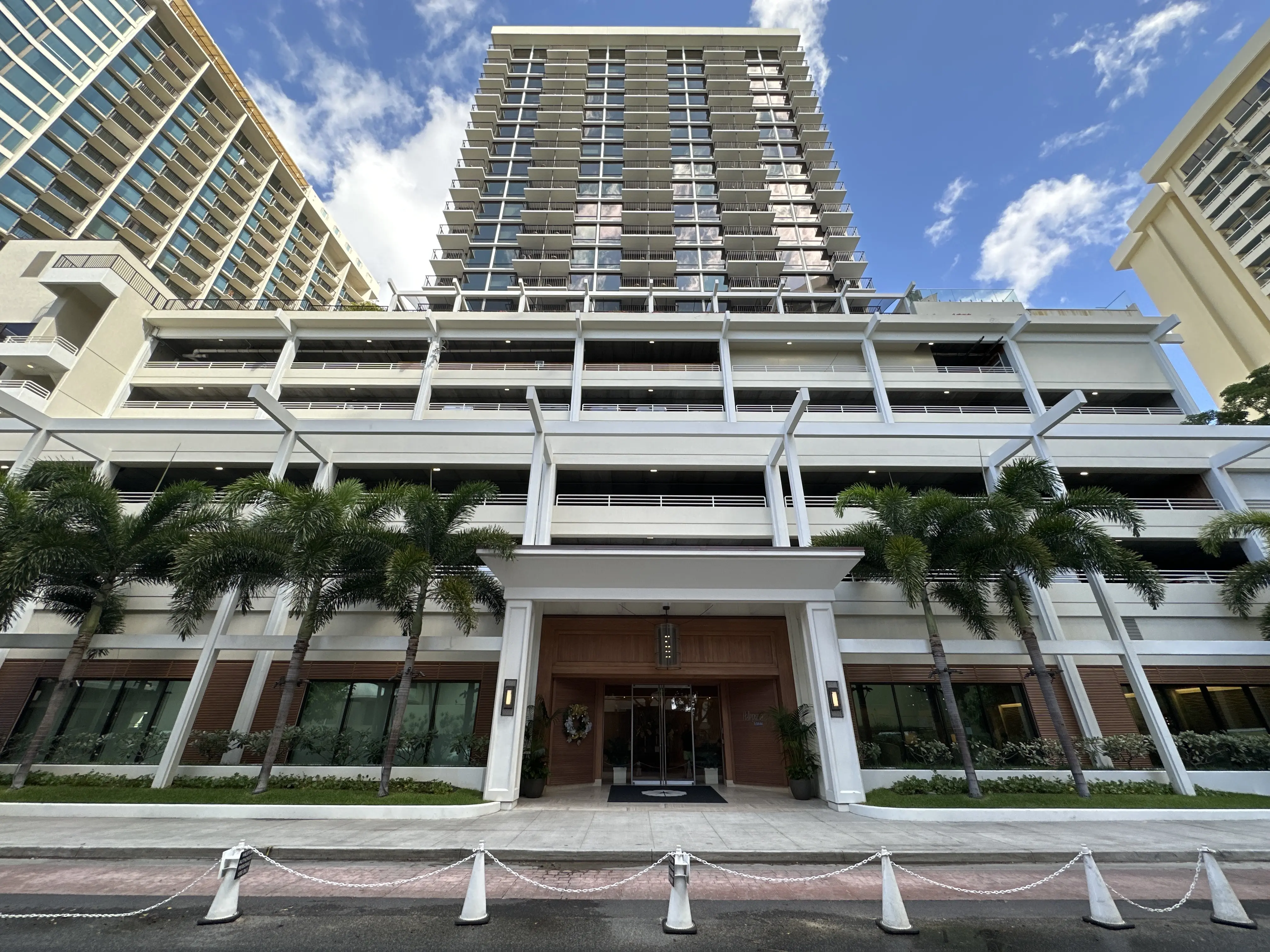 Outdoor picture of the Halepuna Waikiki hotel in Honolulu, Hawaii.
