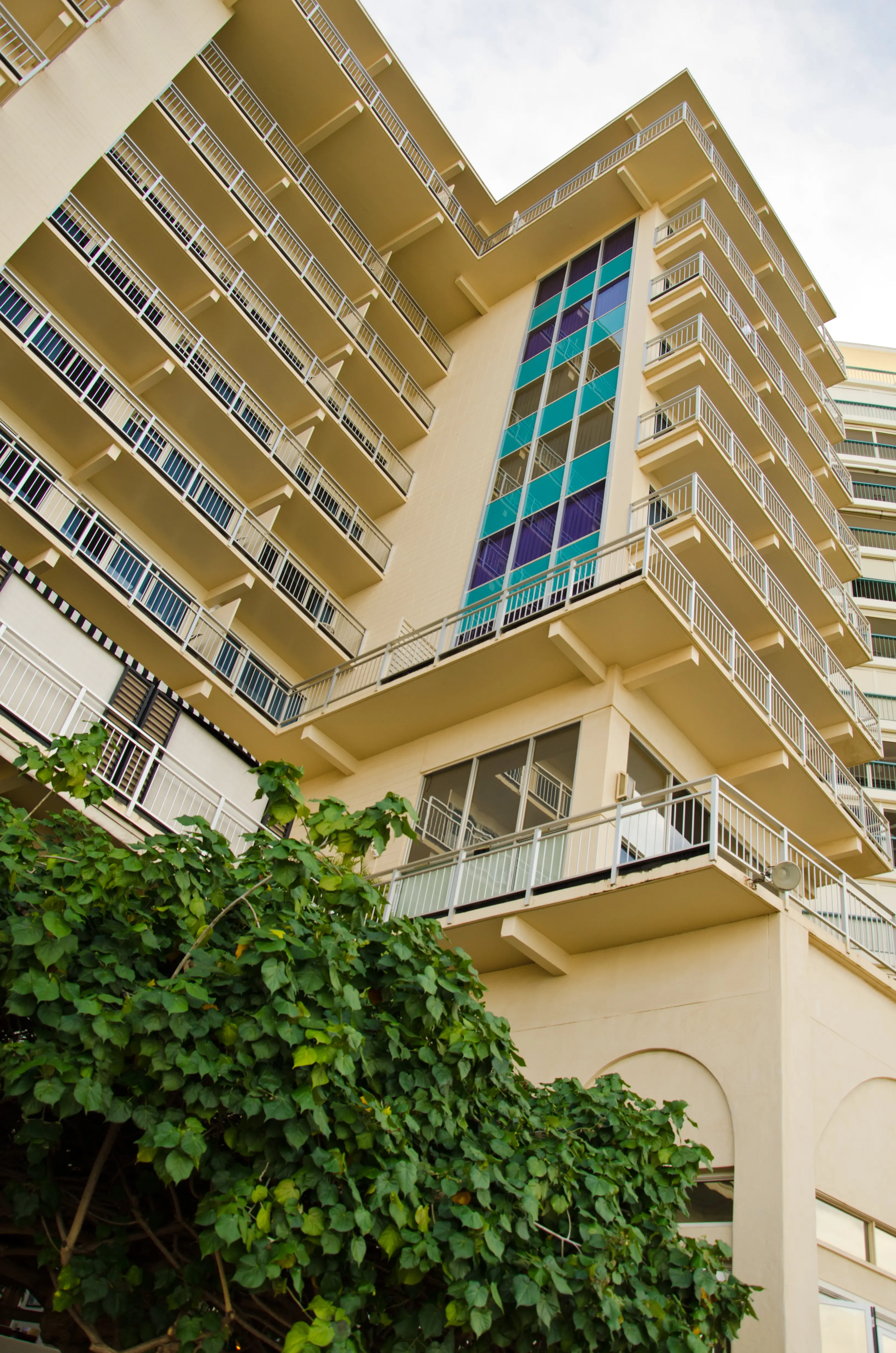Outdoor picture of the Kaimana Beach Hotel in Honolulu, Hawaii.