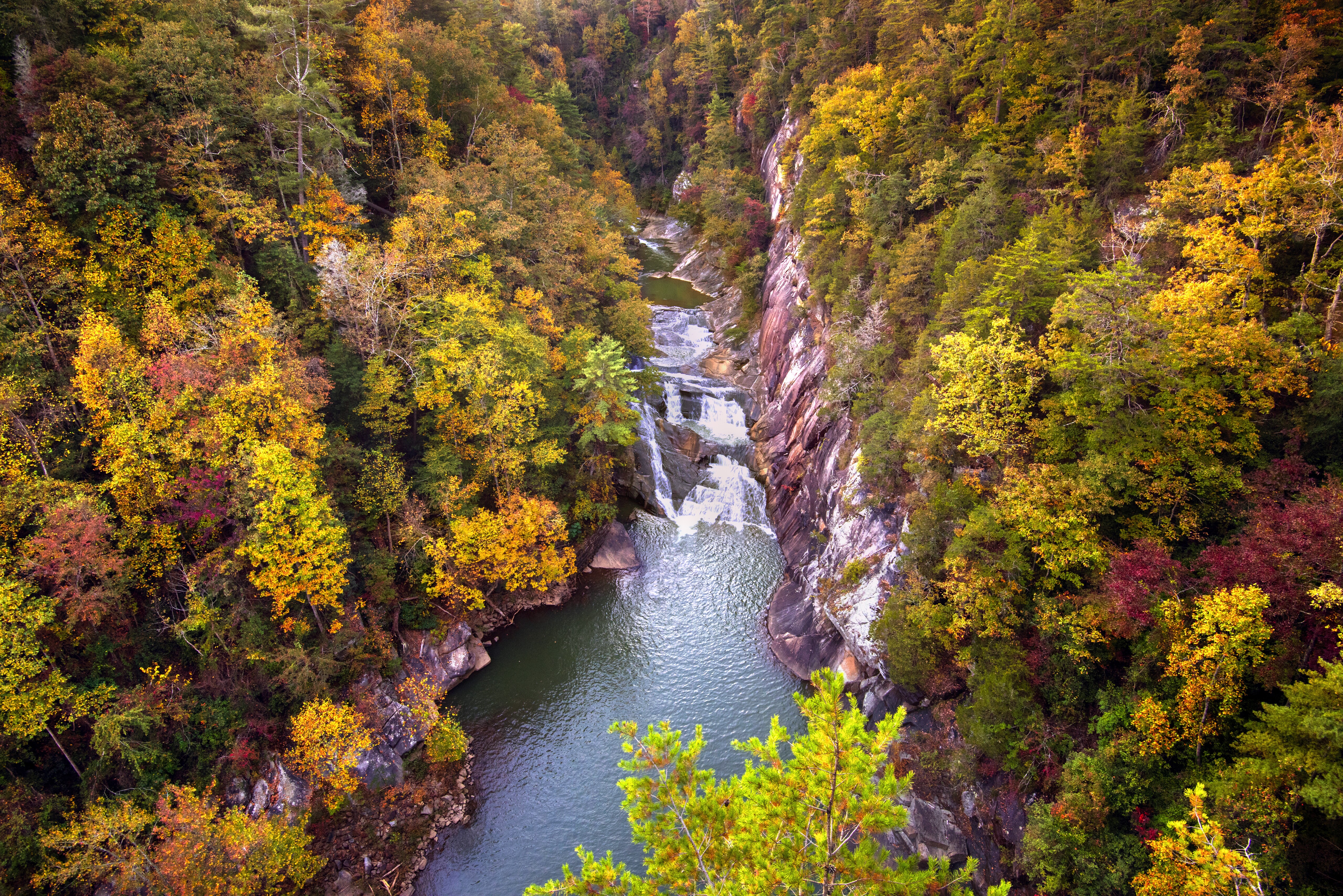 Image of the landscape scenery of Tallulah Gorge State Park in fall.