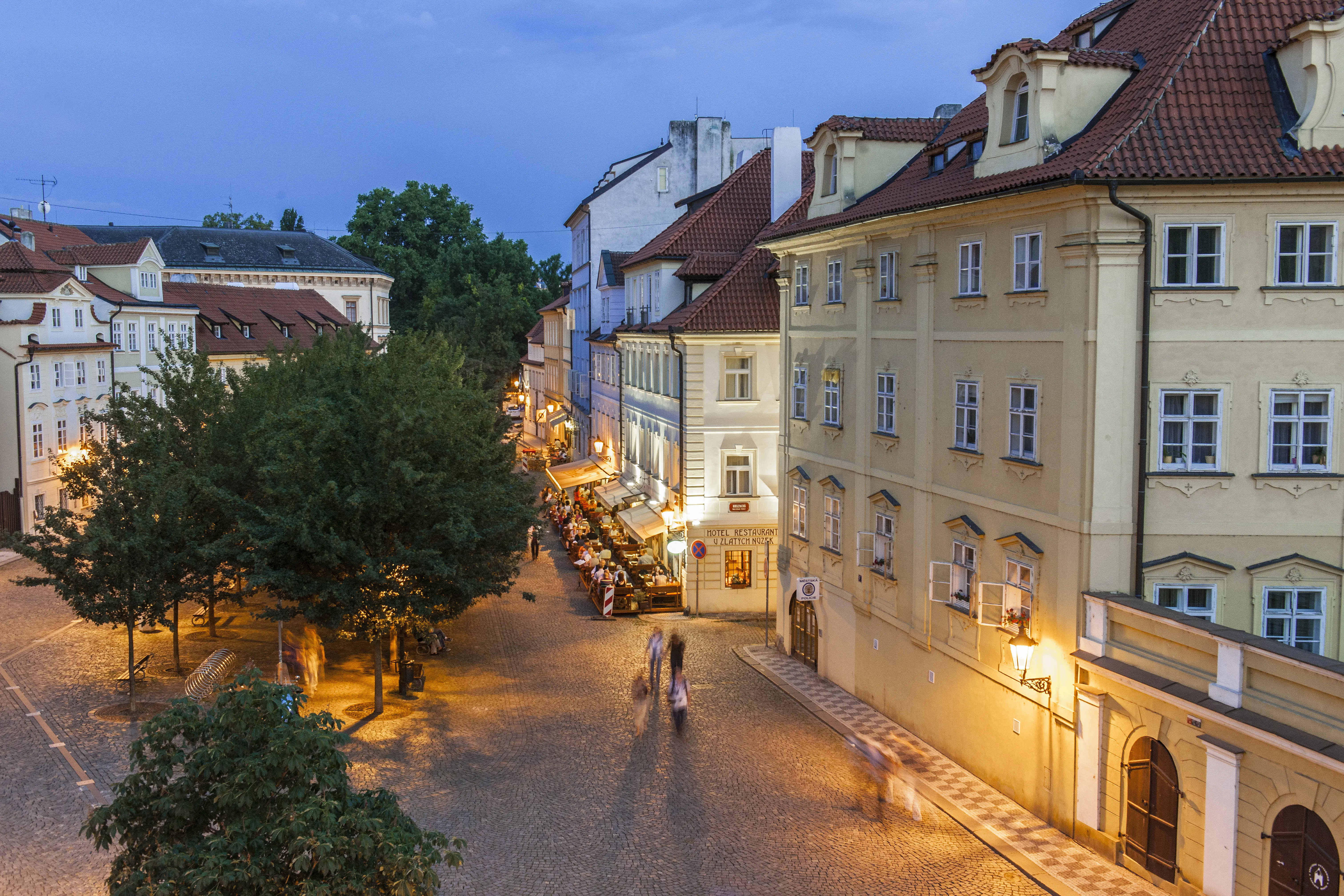 Outdoor evening picture of Kampa Island's Main Square.