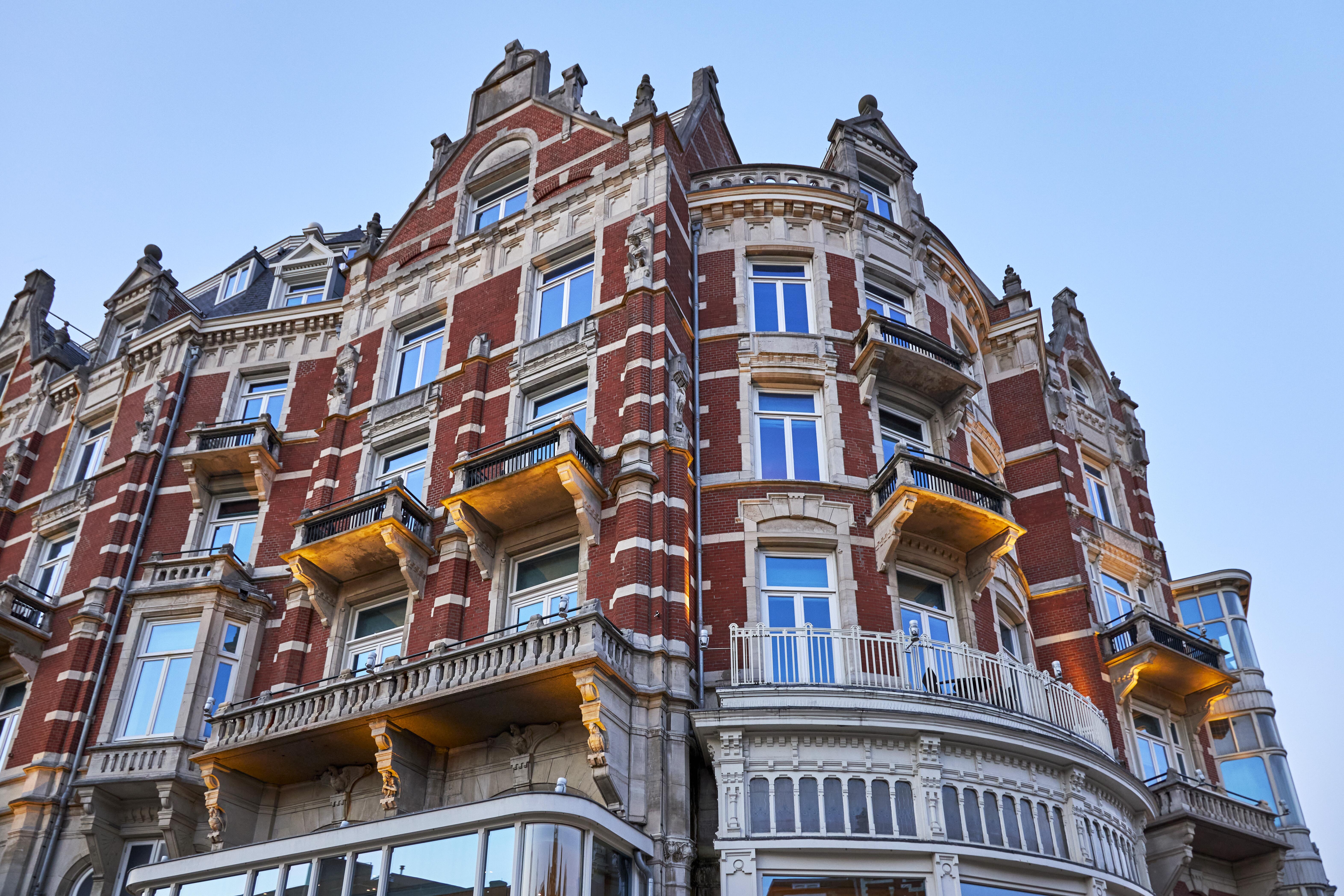 Hotel De L'Europe facade at dusk
