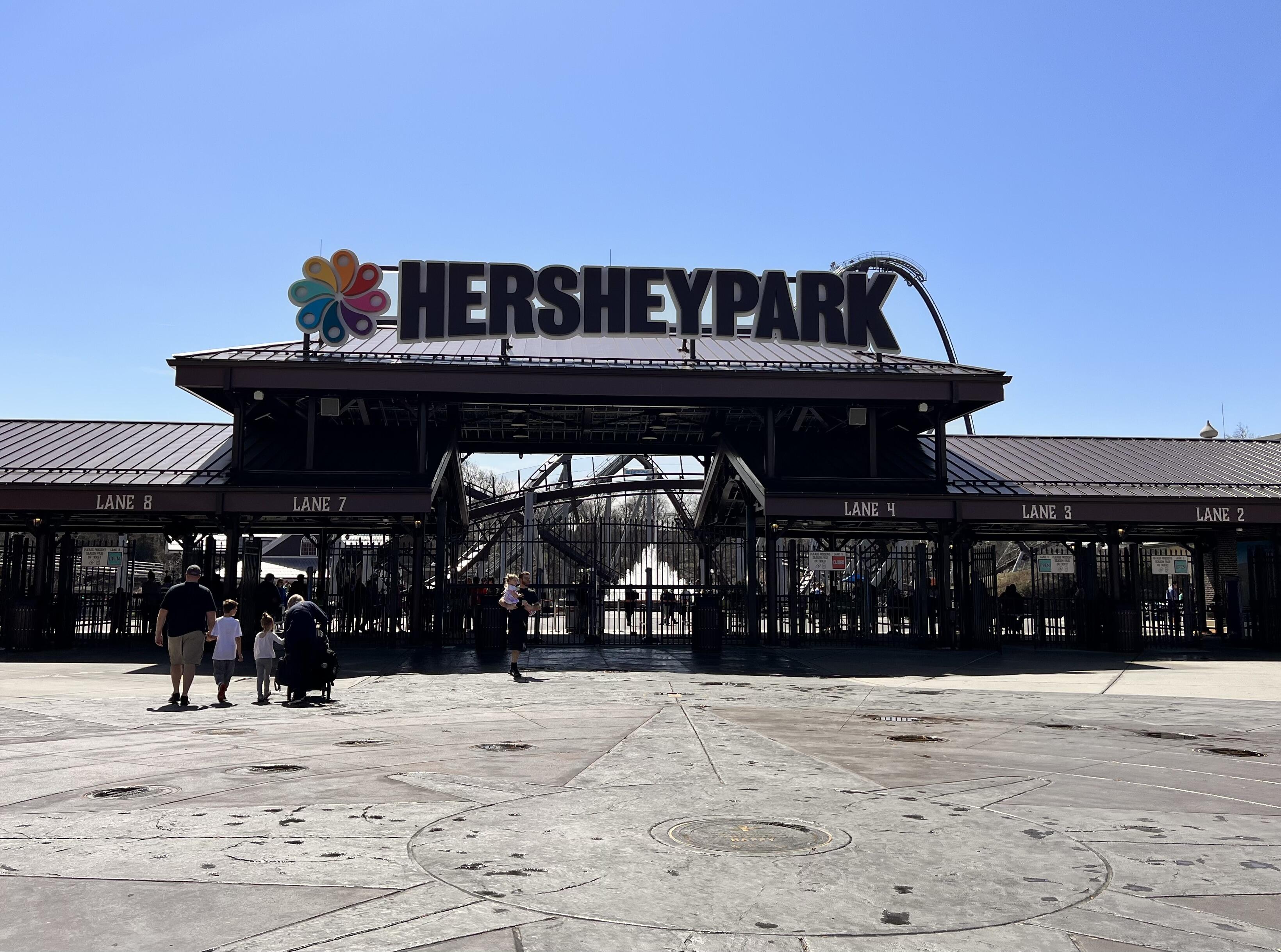 Image of the front gate entrance to Hersheypark.