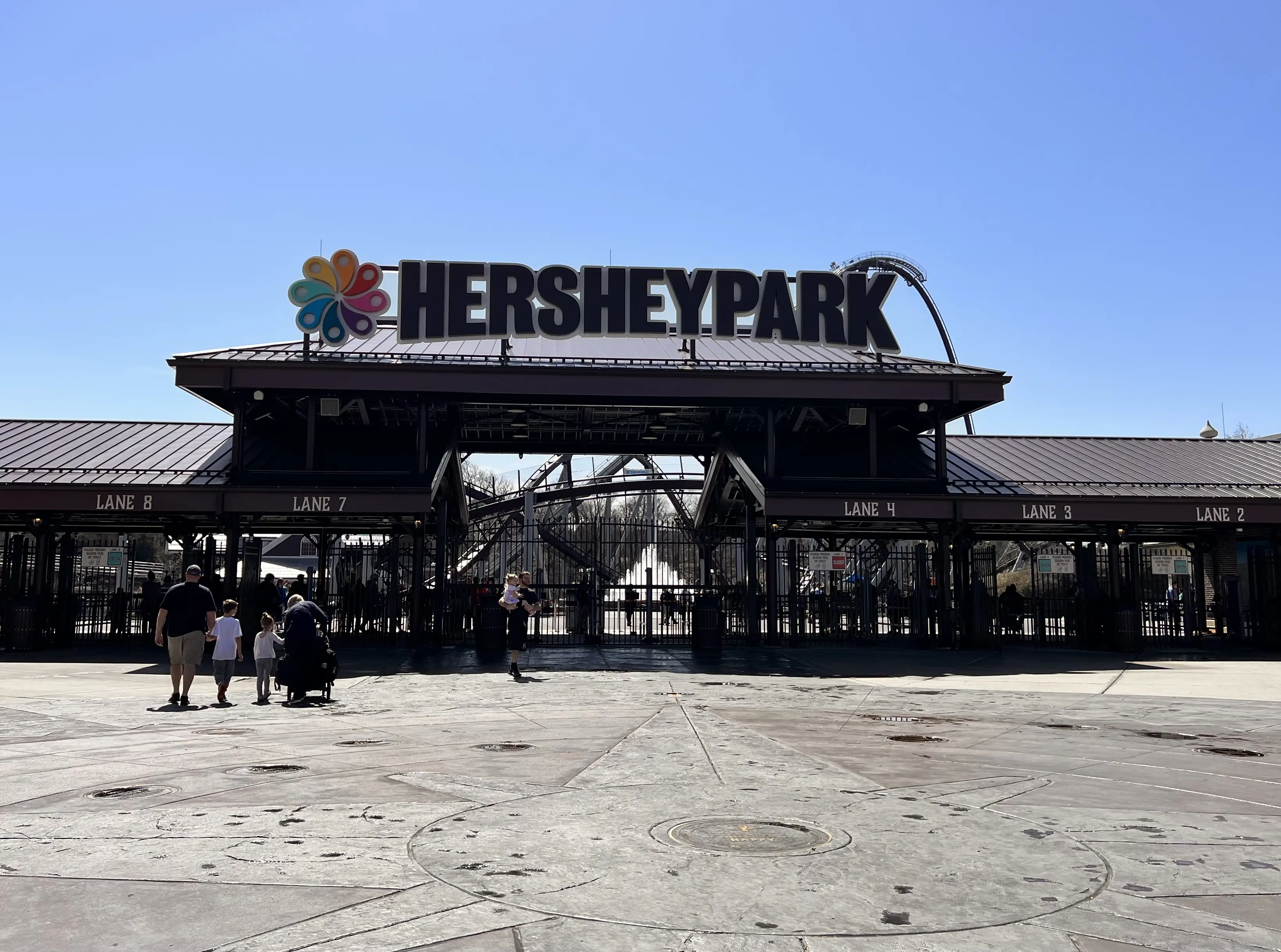 Image of the front gate entrance to Hersheypark.